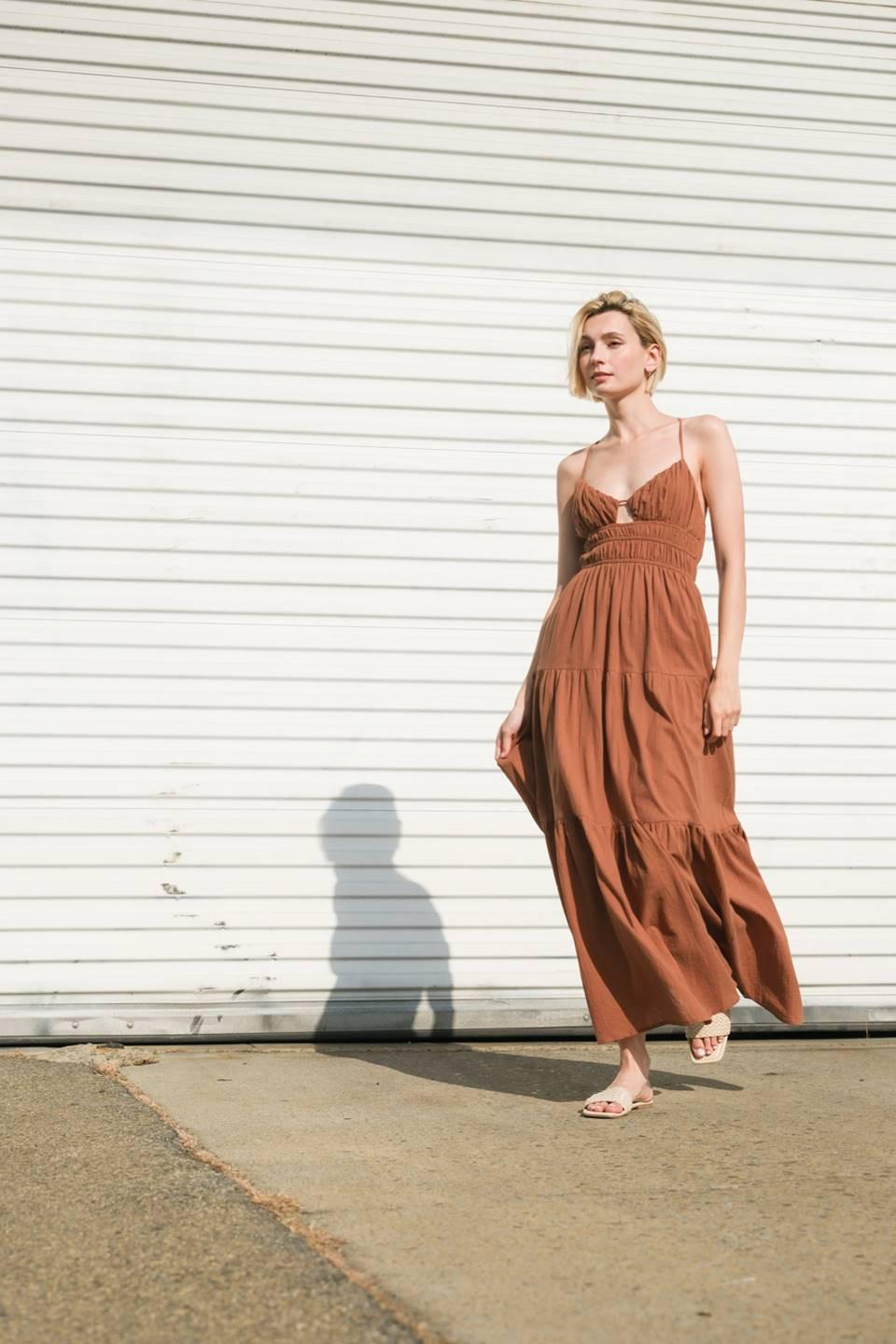EFFORTLESS ELEGANCE WOVEN MAXI DRESS L FREEMARKET BROWN / L EFFORTLESS ELEGANCE WOVEN MAXI DRESS L FREEMARKET BROWN / L