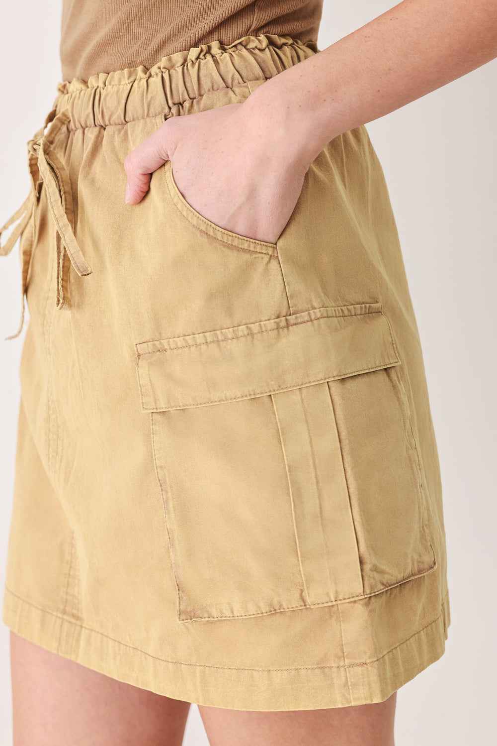 Woman wearing a camel cargo mini skirt | FREEMARKET