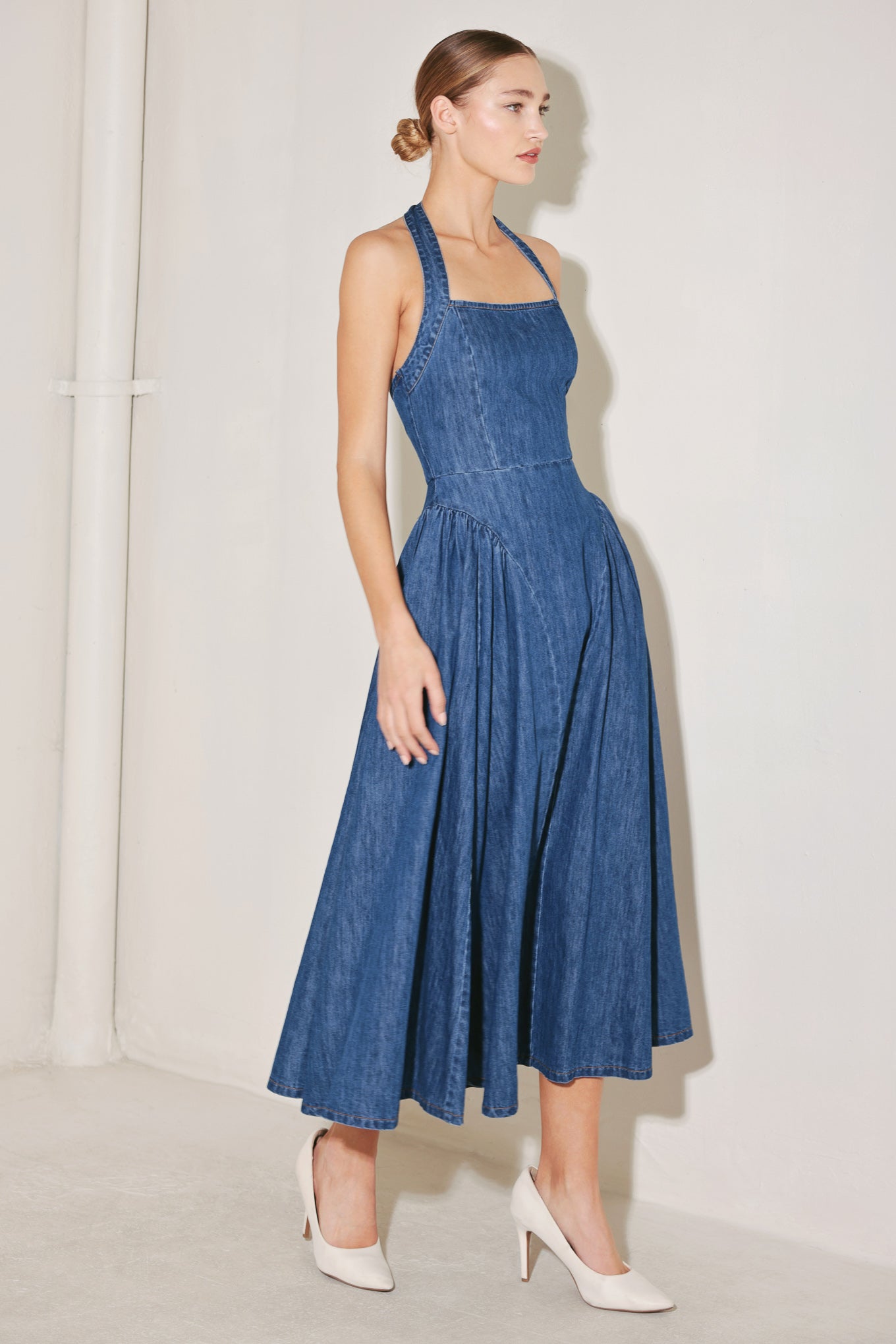 
A washed denim midi dress featuring halter neckline, side shirred full skirt, bare back and zipper closure

Details:

Self : 85% Cotton 15% Polyester

Size &amp; Fit

- Model is 5`8" And Wearing Size Small
- Measurements Taken From Size Small
- Approx. Length: 55"