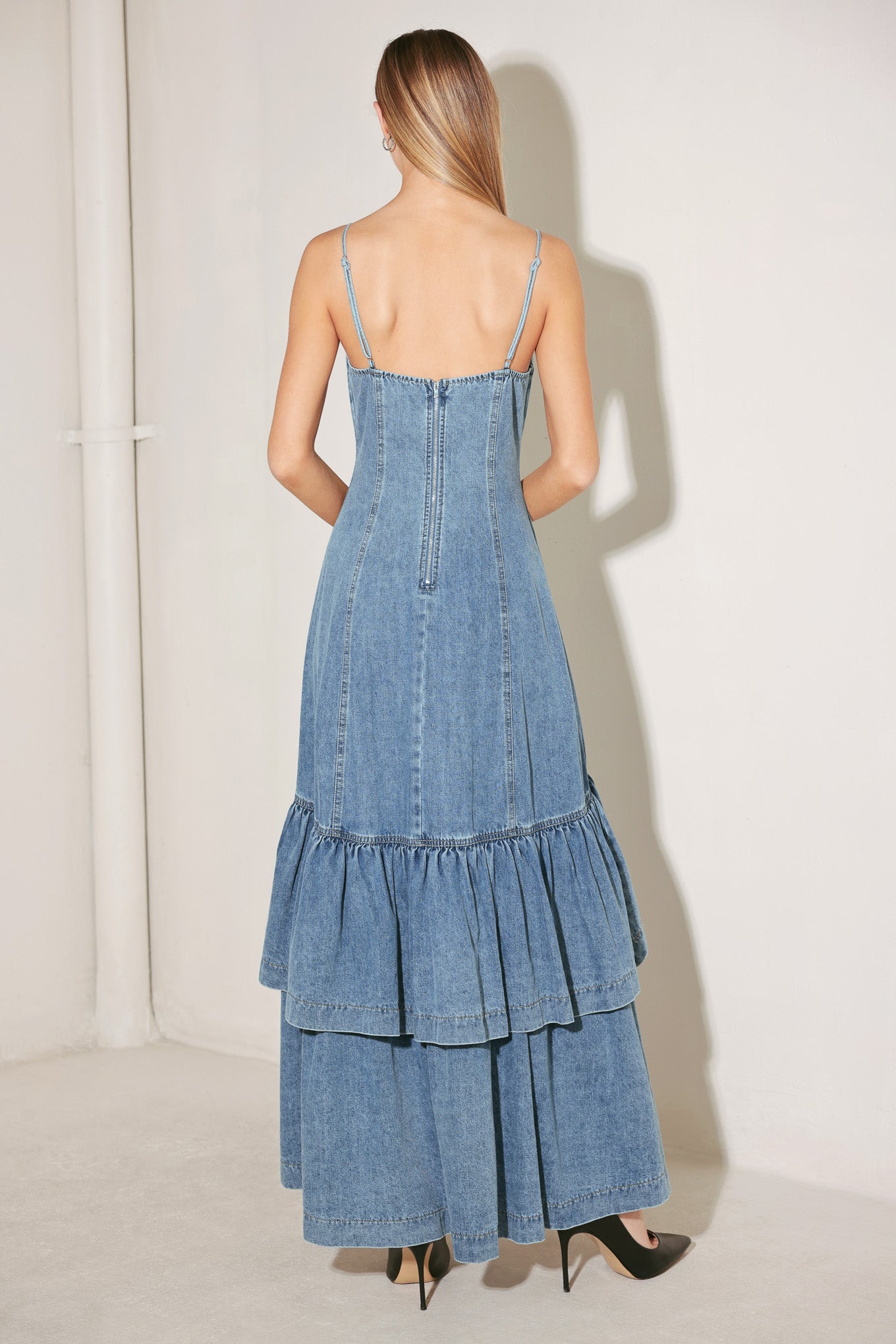 
A washed denim midi dress featuring straight neckline, straps, double layer hi-lo and back zipper closure

Details:

Self : 90% Cotton 10% Polyester

Size &amp; Fit

- Model is 5`8" And Wearing Size Small
- Measurements Taken From Size Small
- Approx. Length: 56"