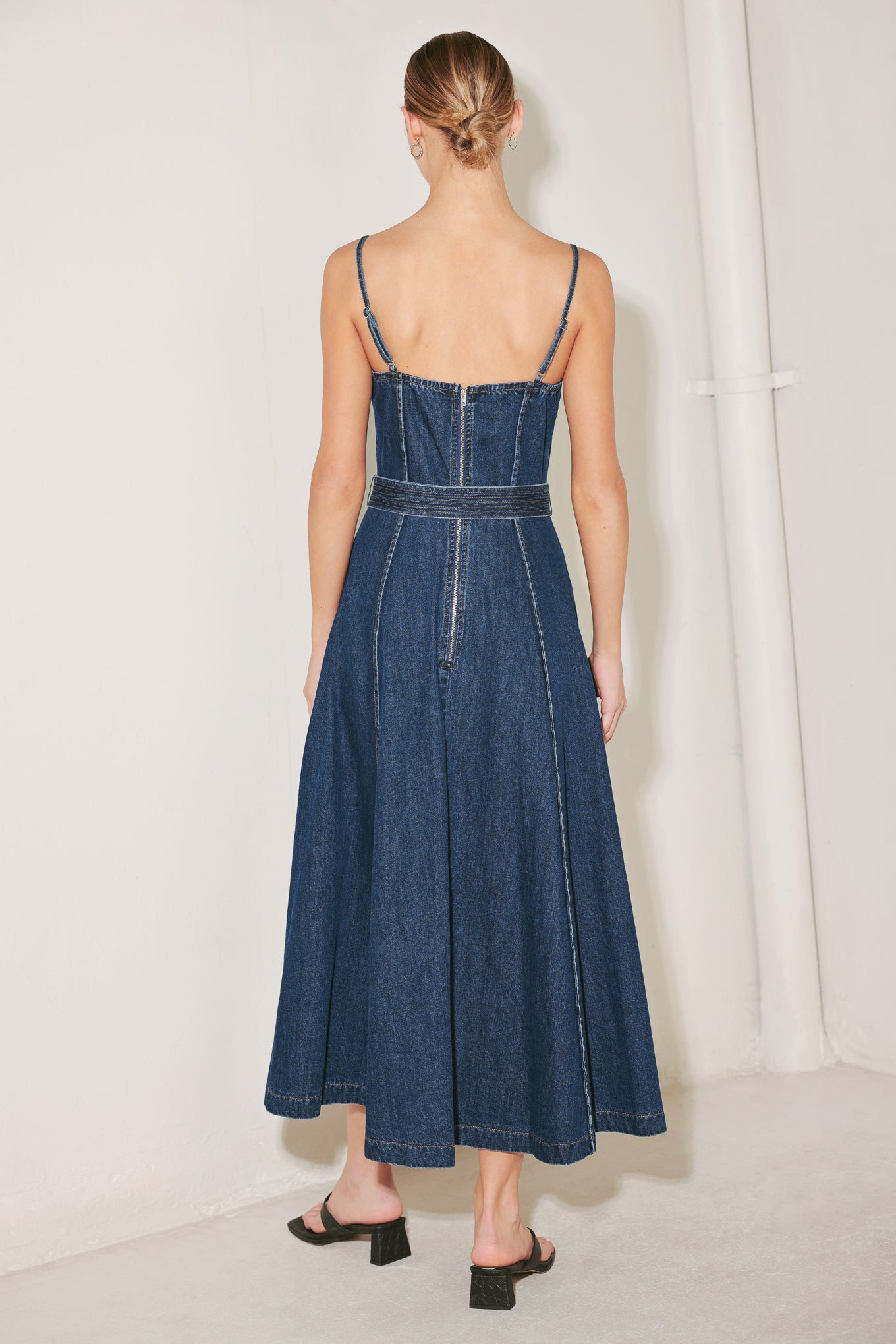 
A washed denim midi dress featuring straight neckline, straps, self belt, circle skirt and back zipper closure

Details:

Self : 90% Cotton 10% Polyester&nbsp;
Lining : 90% Polyester 10% Cotton

Size &amp; Fit

- Model is 5`8" And Wearing Size Small
- Measurements Taken From Size Small
- Approx. Length: 50"