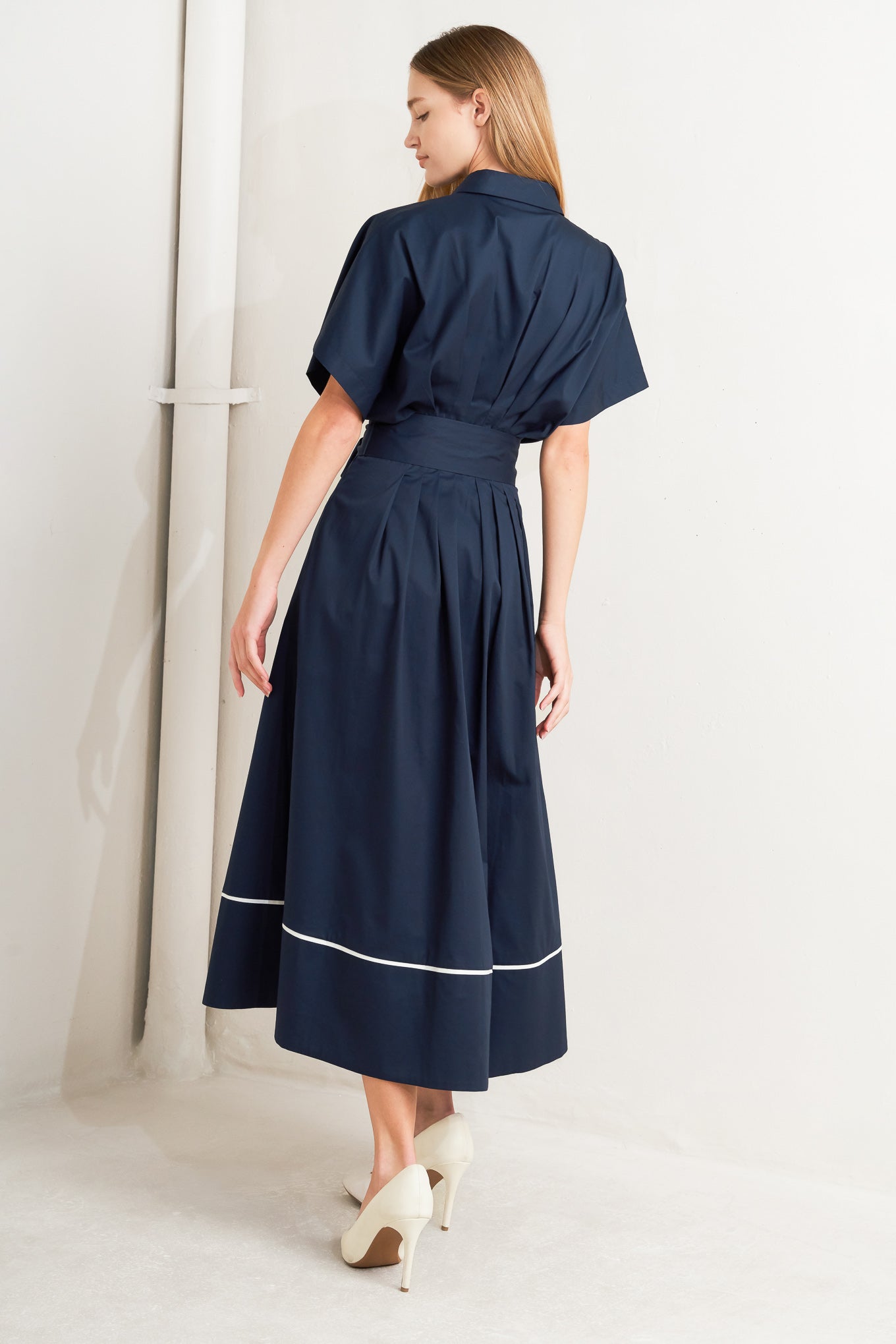 A solid woven midi dress featuring collar, short dolman sleeve, front button down, corset waist, self sash tie and piping detail


Details:

Self : 100% Cotton
Contrast : 100% Cotton

Size &amp; Fit

- Model is 5`8" And Wearing Size Small
- Measurements Taken From Size Small
- Approx. Length: 51" Flying Tomato
