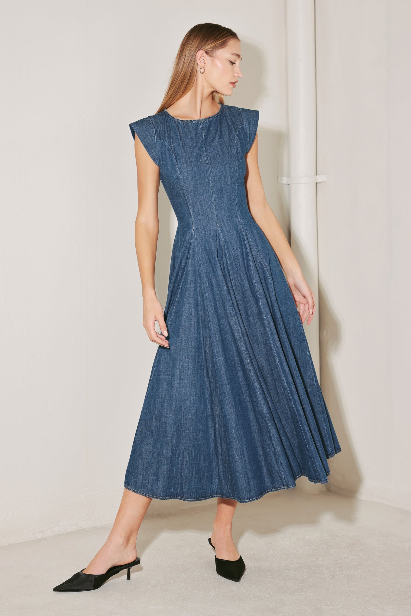 TIMELESS BLUE FORM DENIM MIDI DRESS