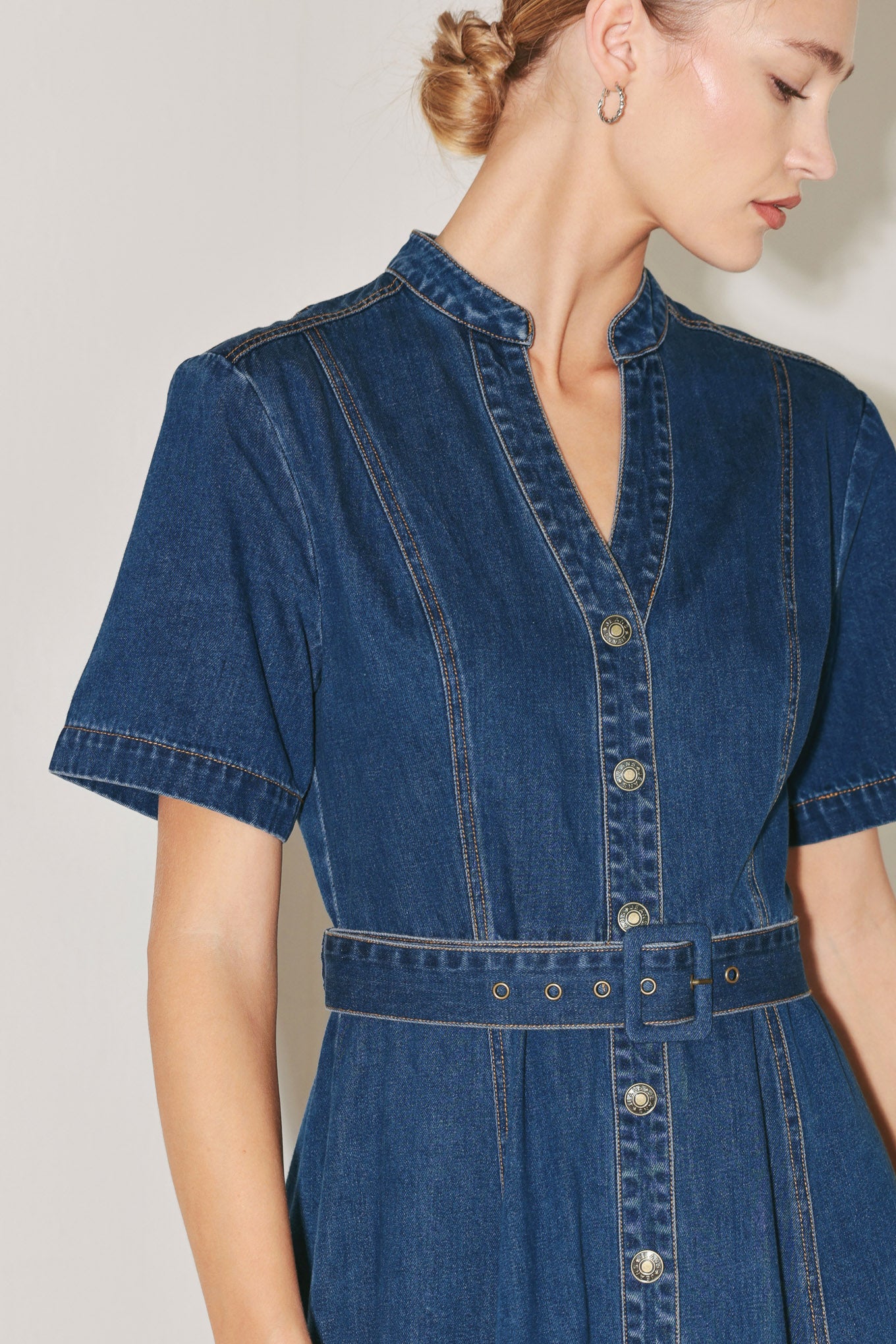 
A washed denim midi dress featuring high collar with V front, short sleeve, self belt, front button down and circle skirt

Details:

Self : 89.4% Cotton 7% Polyester 3.6% Viscose&nbsp;

Size &amp; Fit

- Model is 5`8" And Wearing Size Small
- Measurements Taken From Size Small
- Approx. Length: 51"