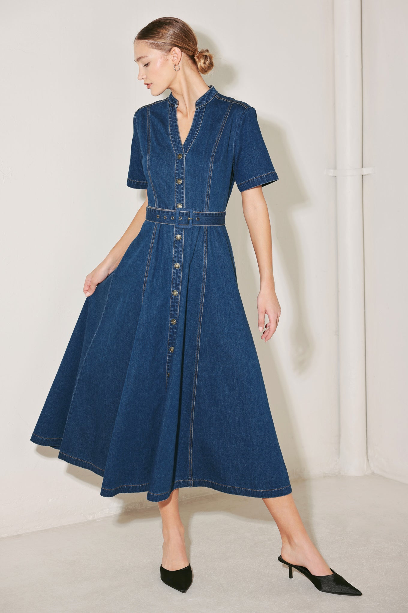 
A washed denim midi dress featuring high collar with V front, short sleeve, self belt, front button down and circle skirt

Details:

Self : 89.4% Cotton 7% Polyester 3.6% Viscose&nbsp;

Size &amp; Fit

- Model is 5`8" And Wearing Size Small
- Measurements Taken From Size Small
- Approx. Length: 51"
