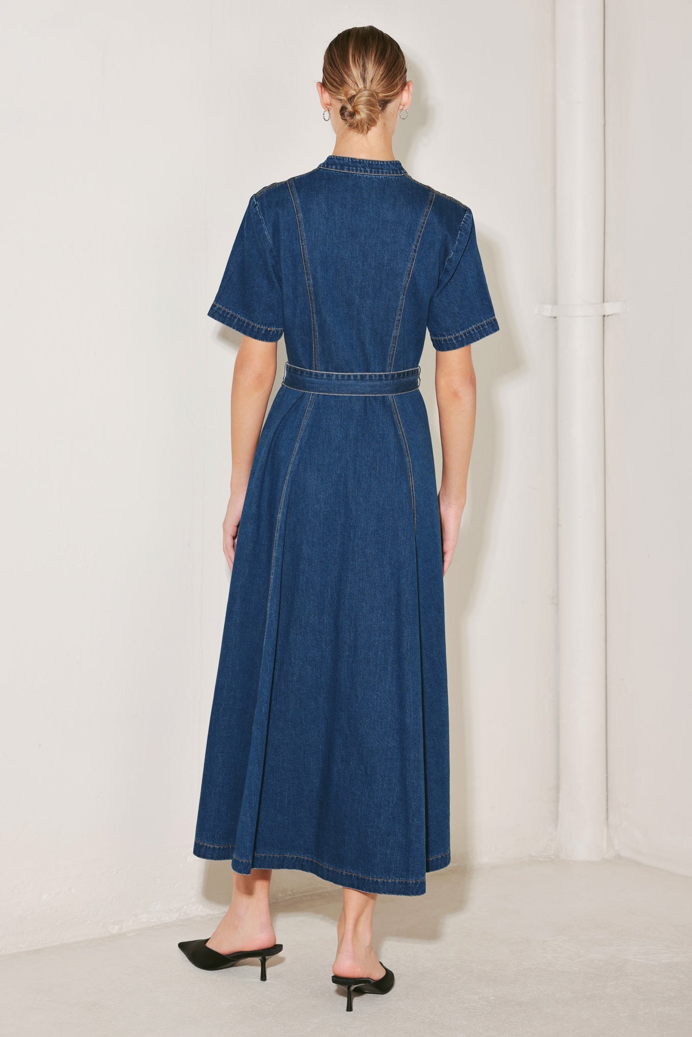 
A washed denim midi dress featuring high collar with V front, short sleeve, self belt, front button down and circle skirt

Details:

Self : 89.4% Cotton 7% Polyester 3.6% Viscose&nbsp;

Size &amp; Fit

- Model is 5`8" And Wearing Size Small
- Measurements Taken From Size Small
- Approx. Length: 51"