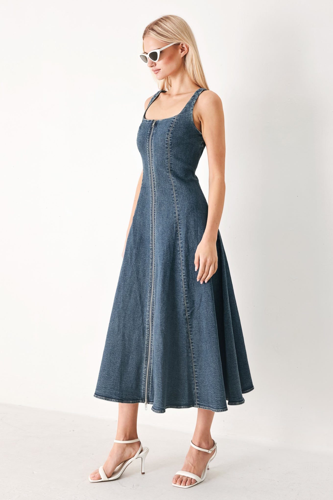 Woman wearing a denim midi dress featuring square neckline, sleeveless, front zipper closure and circle skirt | FREEMARKET