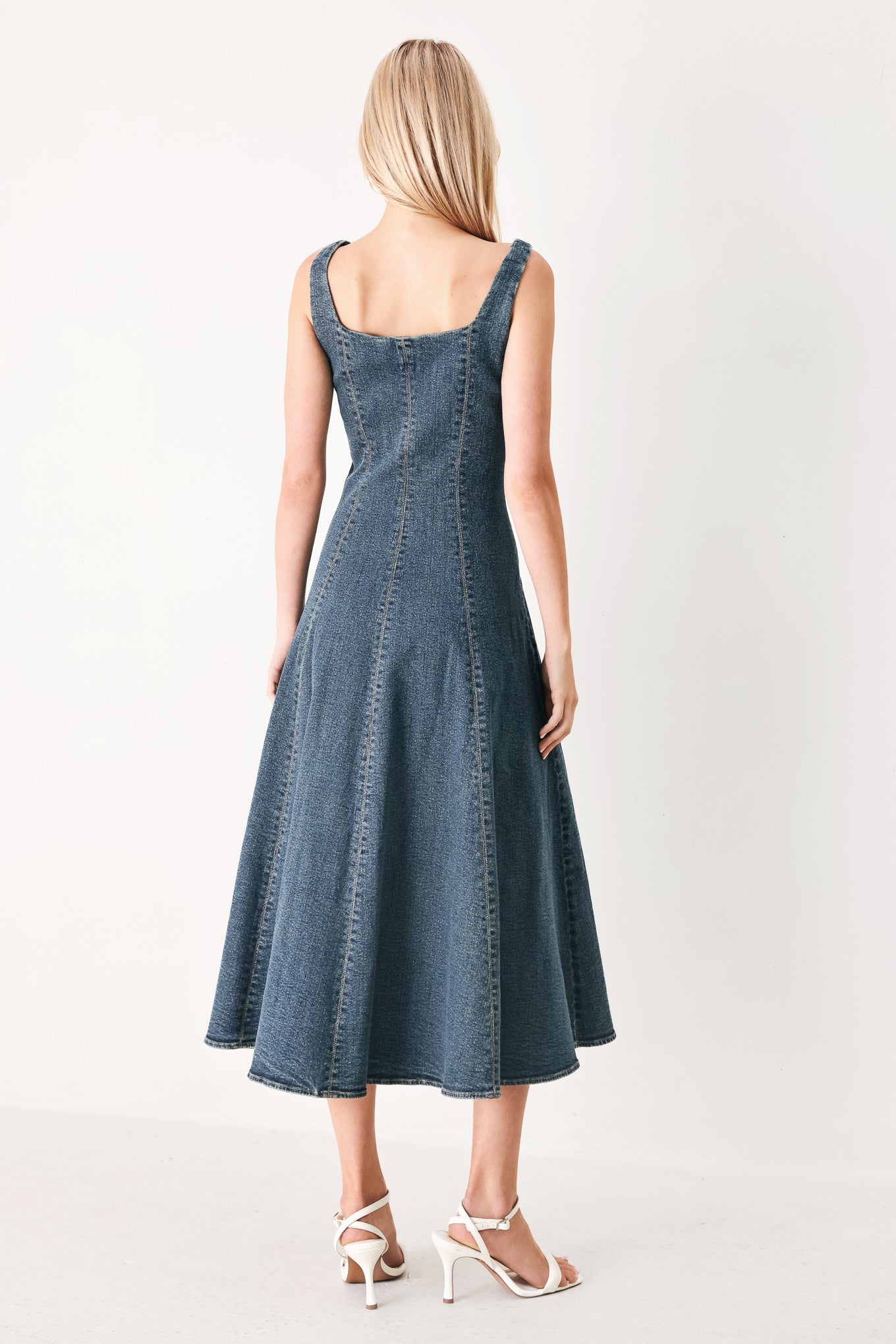 Woman wearing a denim midi dress featuring square neckline, sleeveless, front zipper closure and circle skirt | FREEMARKET