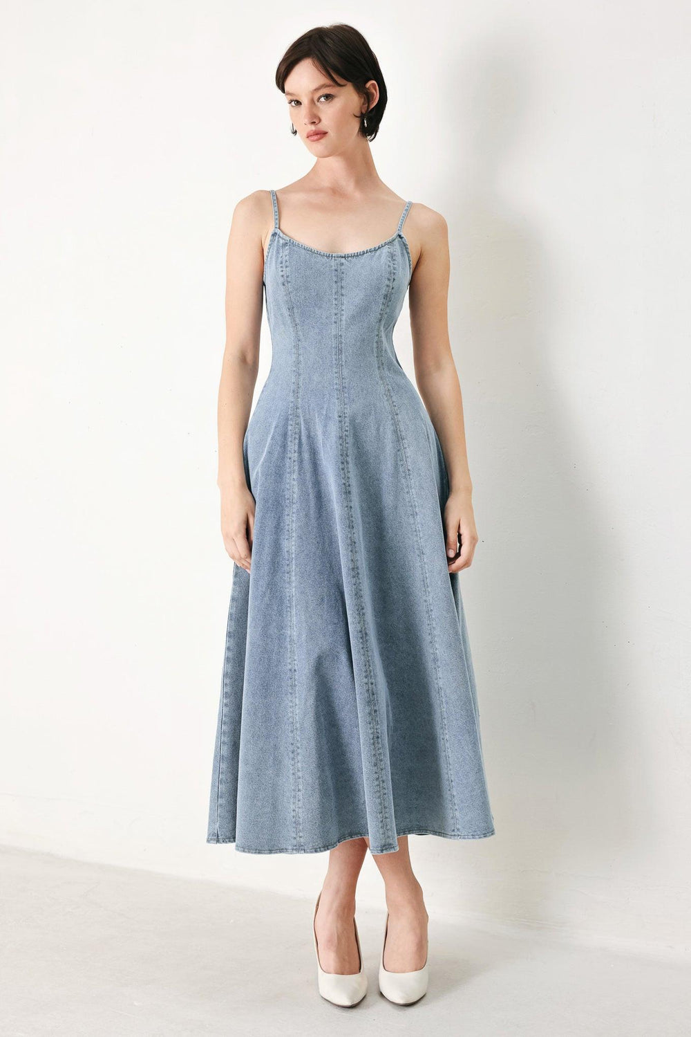 CLOUD NINETTE DENIM MIDI DRESS.
