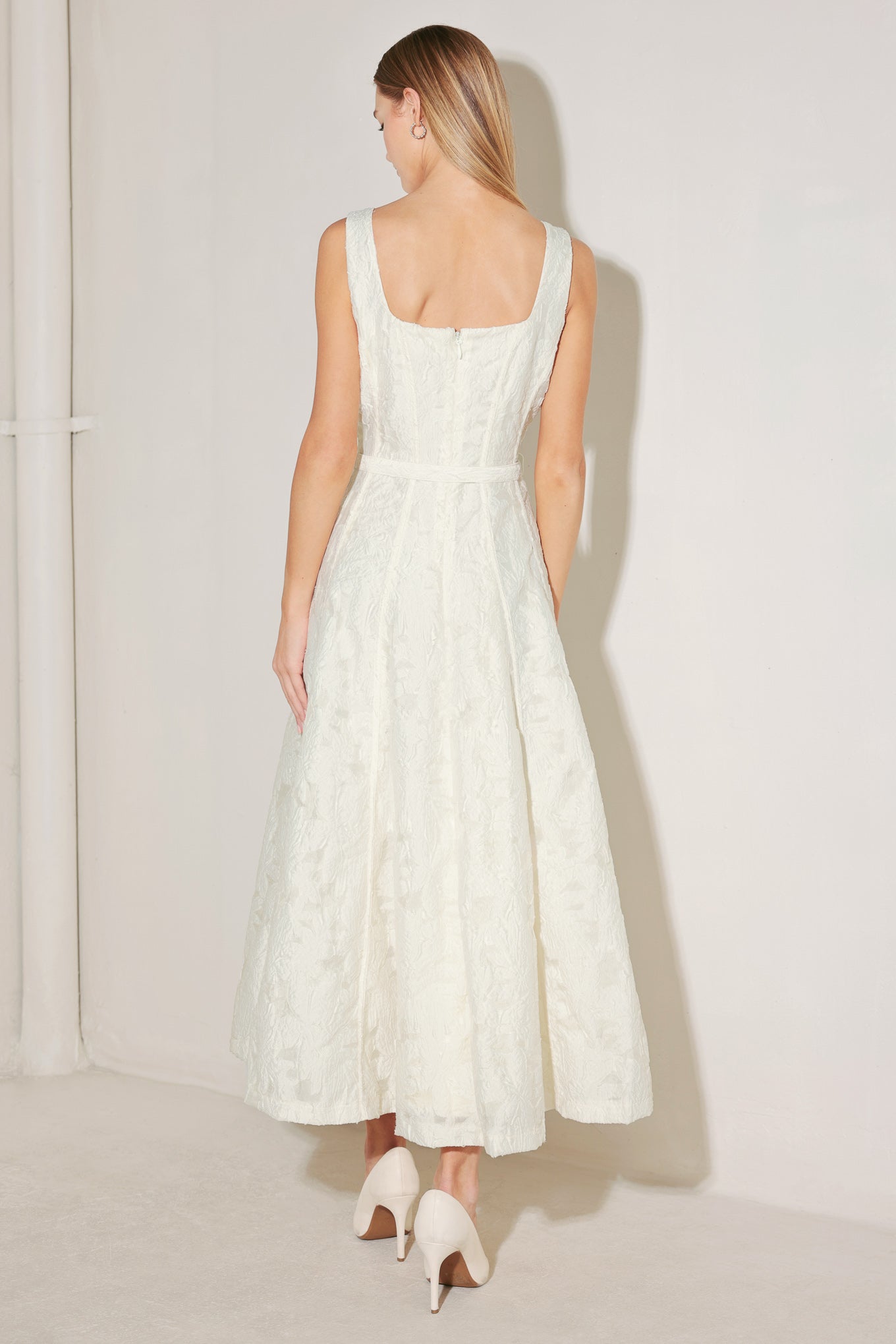 
A woven jacquard midi dress featuring square neckline, sleeveless, self belt, circle skirt and back zipper closure

Details:

Self : 100% Polyester
Lining : 100% Polyester

Size &amp; Fit

- Model is 5`8" And Wearing Size Small
- Measurements Taken From Size Small
- Approx. Length: 50"