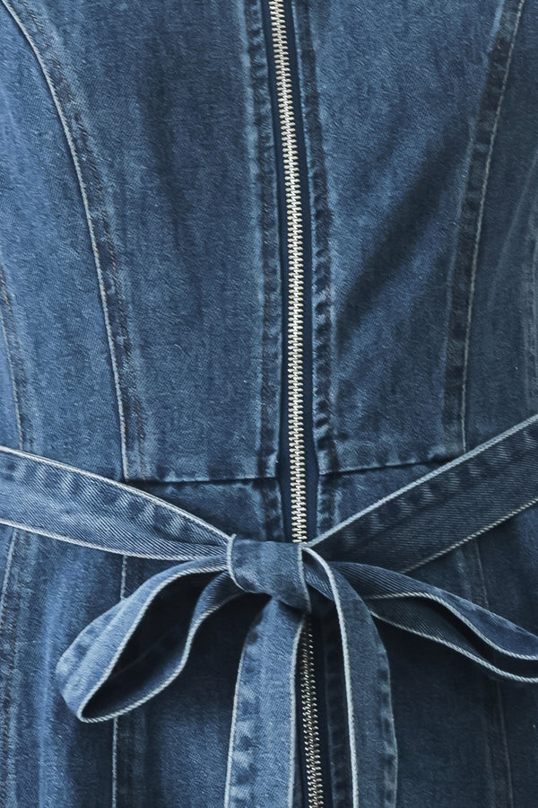 Close-up of a blue denim dress with a zipper and tied belt | FREEMARKET | Flying Tomato