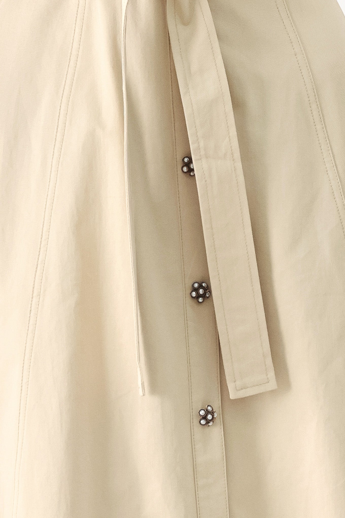 Close-up of a beige midi dress with buttons | FREEMARKET