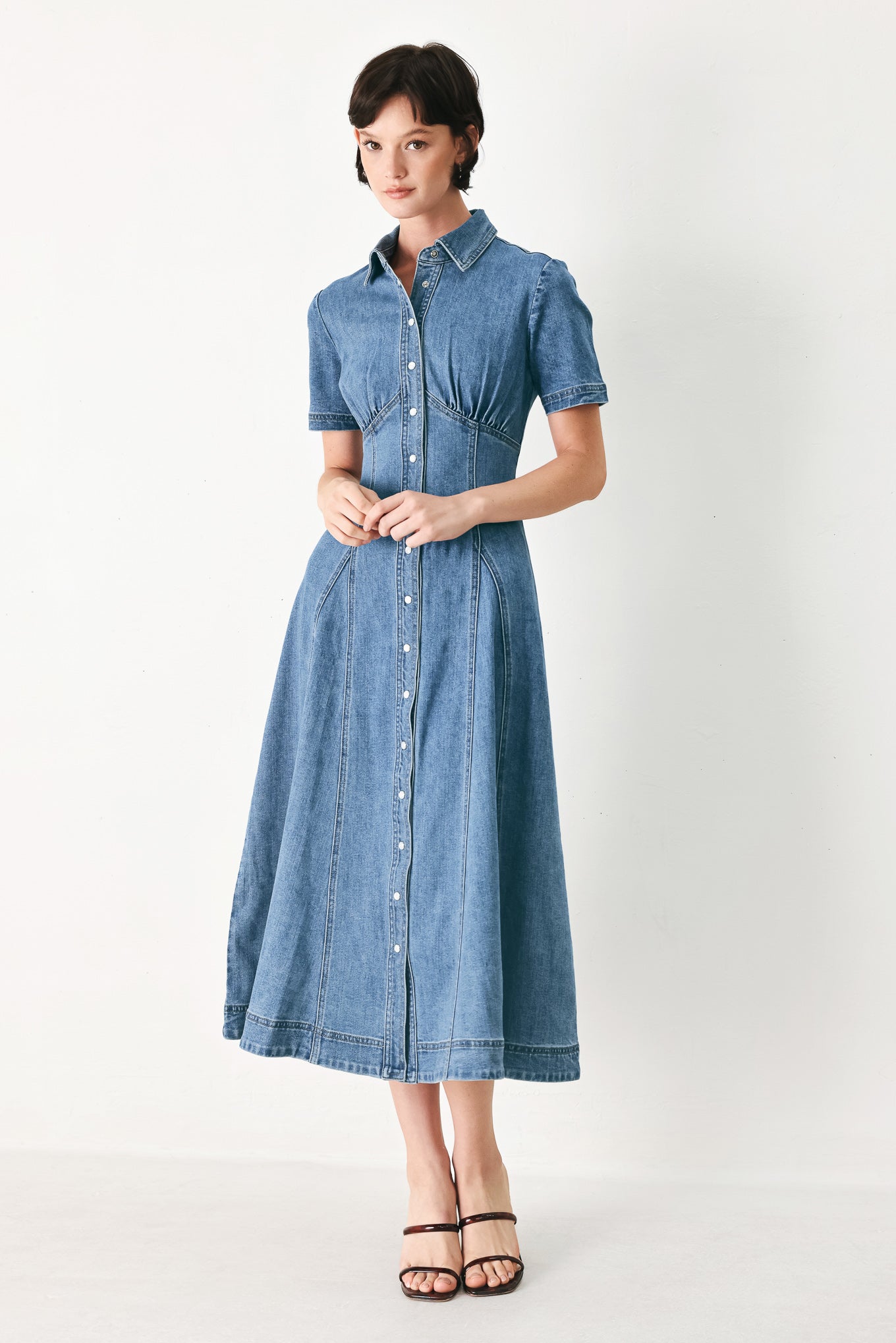 Woman wearing a blue denim midi shirt dress with front closure and circle skirt | FREEMARKET