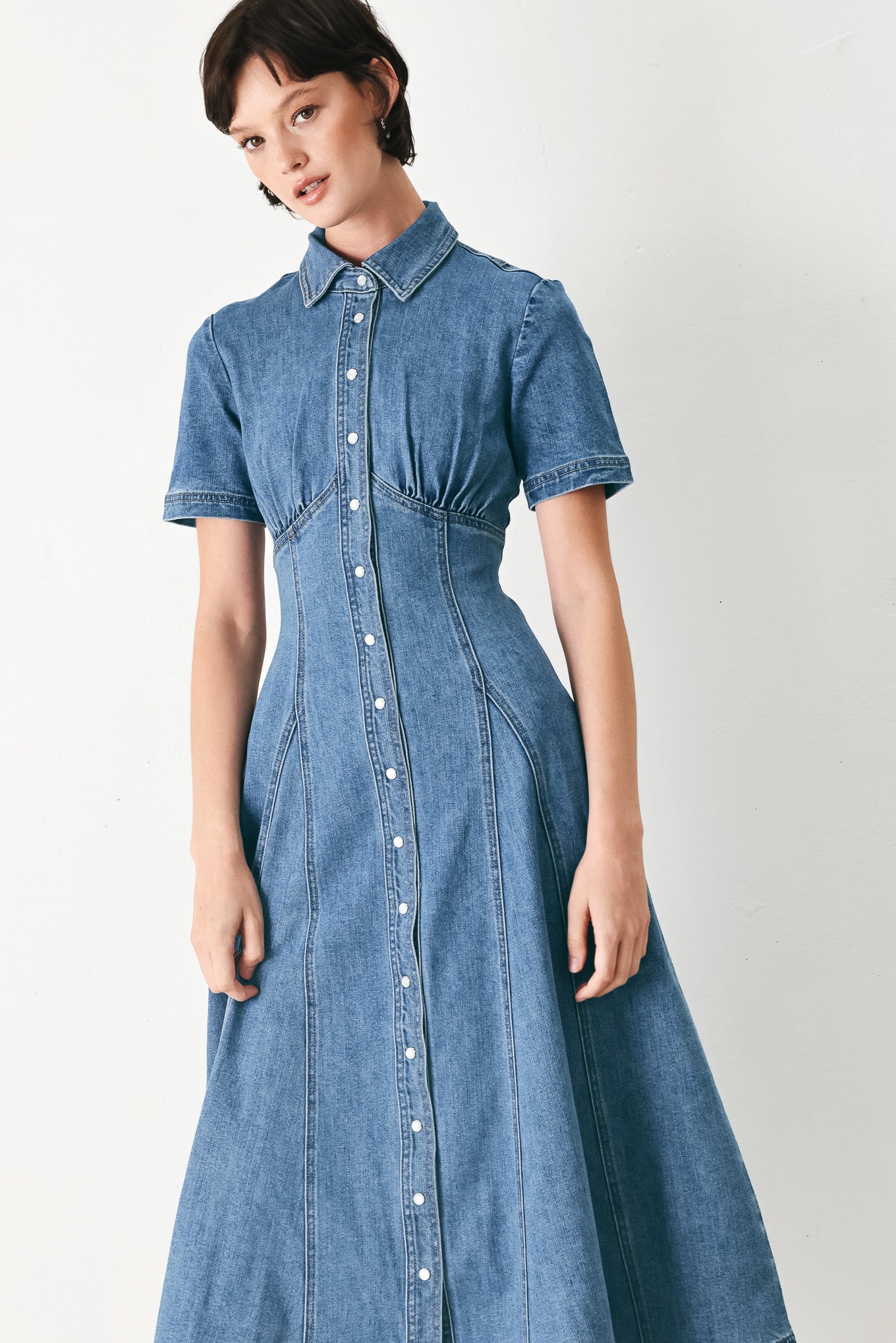 Woman wearing a blue denim midi shirt dress with front closure and circle skirt | FREEMARKET