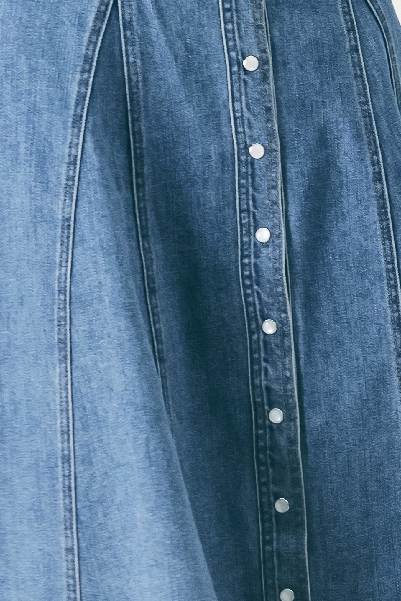 Woman wearing a blue denim midi shirt dress with front closure and circle skirt | FREEMARKET