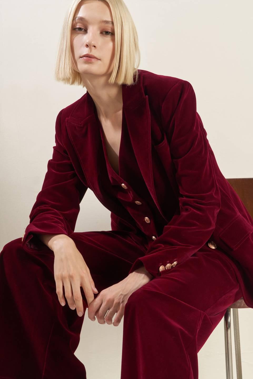 COY CHARM VELVET BLAZER.