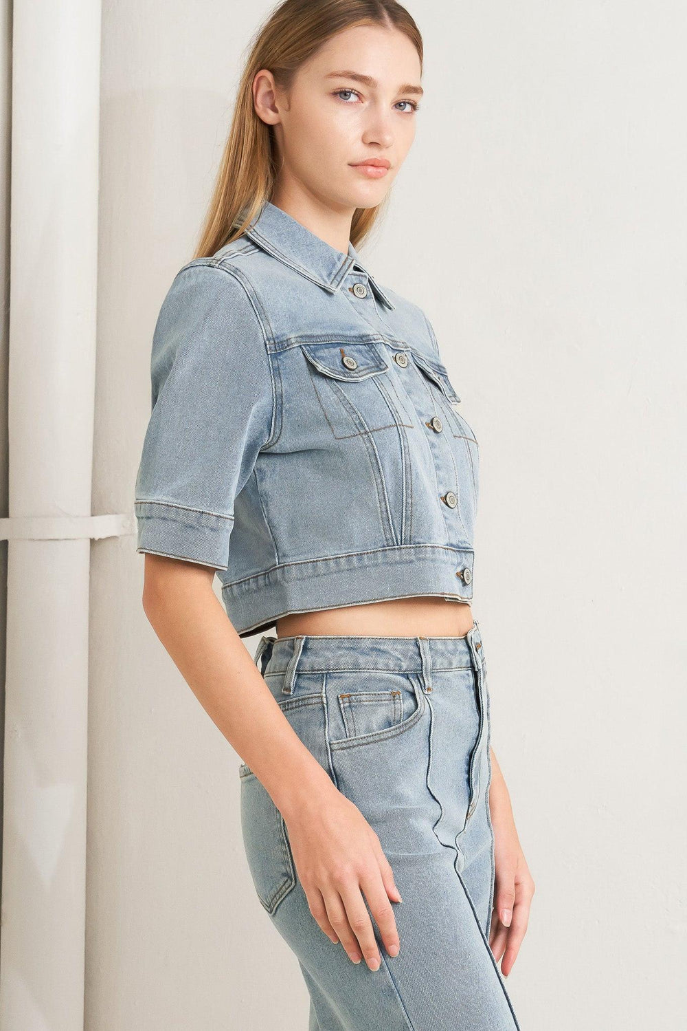MODERN NEUTRAL DENIM JACKET.