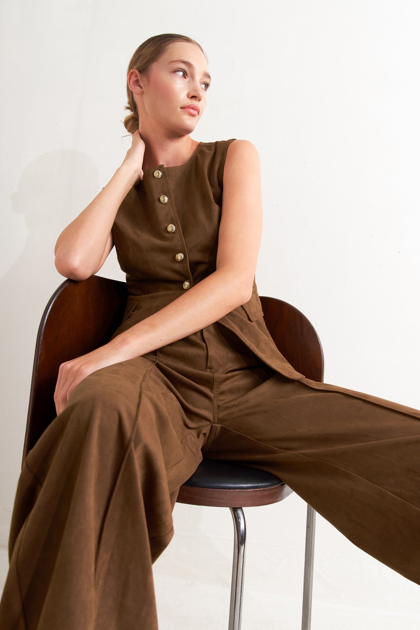 A faux suede pant featuring side and back pocket, front closure and flare leg.&nbsp;