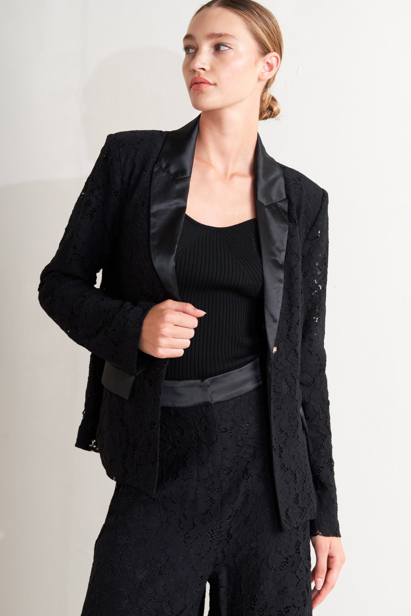 A woven lace blazer with contrasting collar, long sleeve and single button closure.