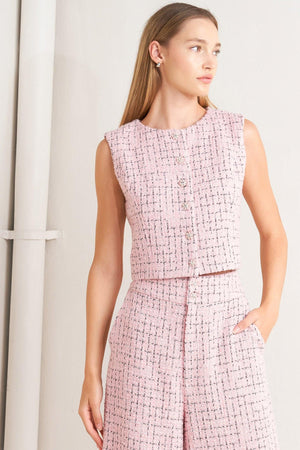 ROSÉ EDGE ENSEMBLE TWEED VEST.