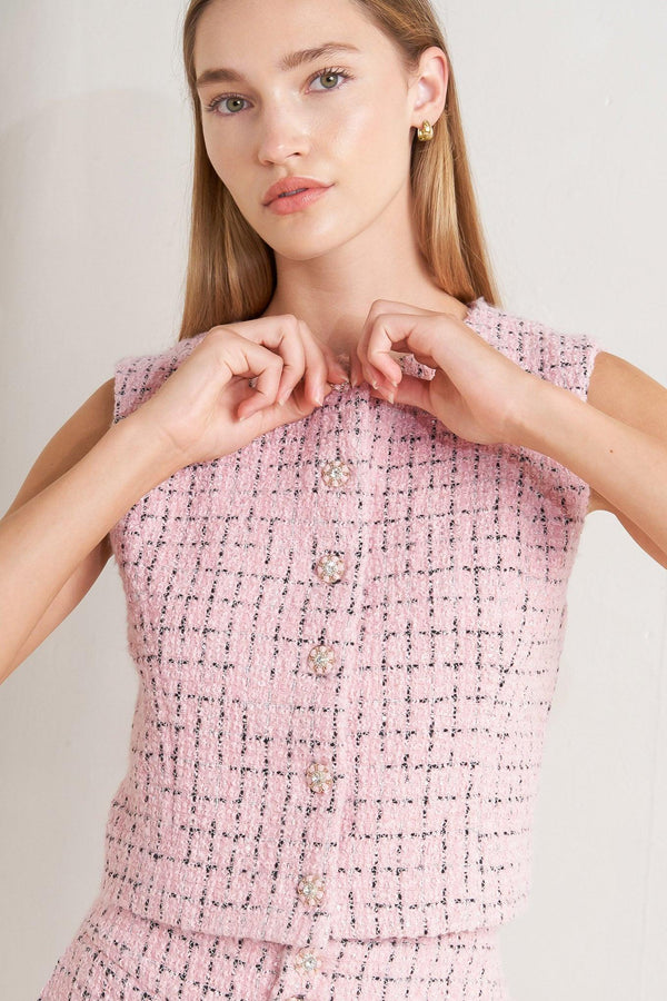 ROSÉ EDGE ENSEMBLE TWEED VEST.