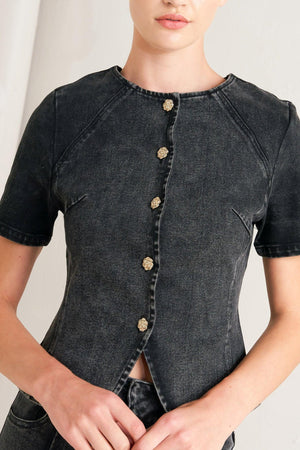 ELEGANT EVERYDAY LOOK DENIM JACKET.