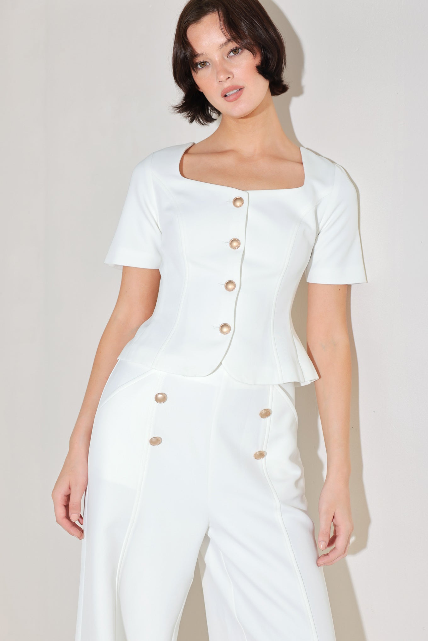 
A solid woven top featuring square neckline, short sleeve and button down.&nbsp;
Matching pant FP1881T

Details:

Self : 97% Polyester 3% Spandex
Lining : 100% Polyester

Size &amp; Fit

- Model is 5`8" And Wearing Size Small
- Measurements Taken From Size Small
- Approx. Length: 20"