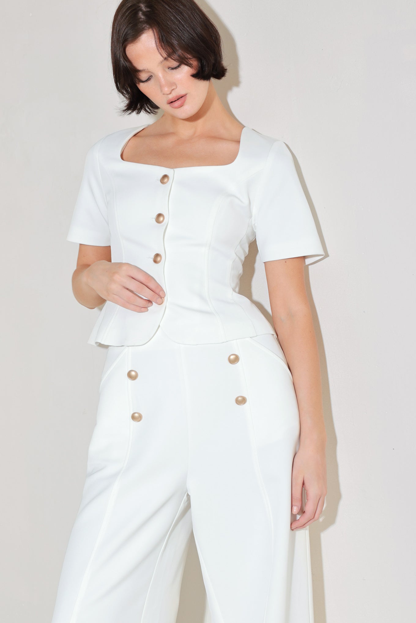 
A solid woven top featuring square neckline, short sleeve and button down.&nbsp;
Matching pant FP1881T

Details:

Self : 97% Polyester 3% Spandex
Lining : 100% Polyester

Size &amp; Fit

- Model is 5`8" And Wearing Size Small
- Measurements Taken From Size Small
- Approx. Length: 20"