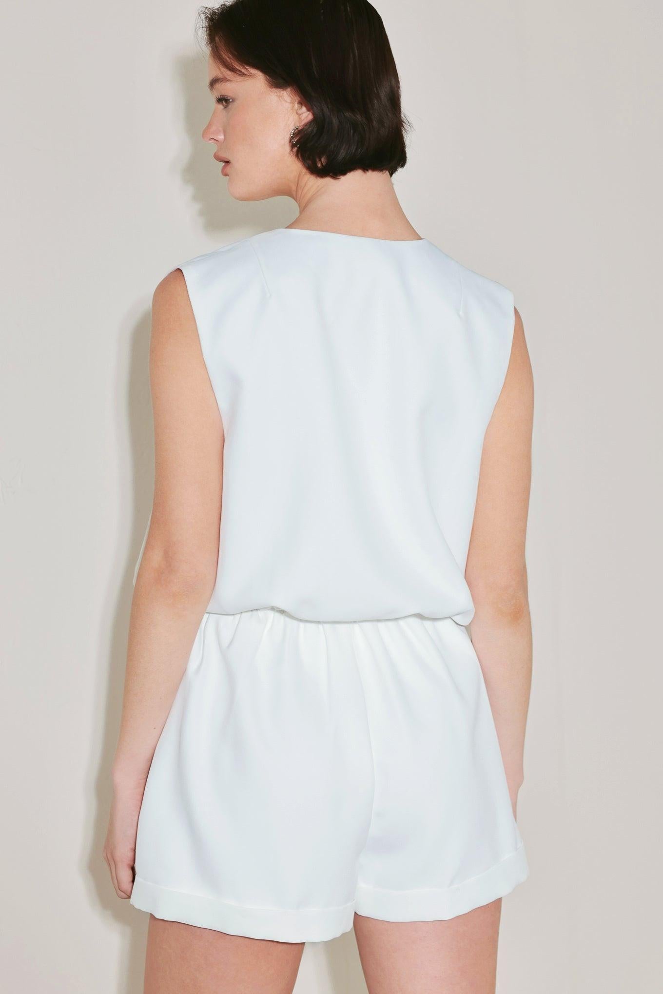 A solid woven top featuring surplice neckline, inner button, drawing string with side tie. Matching short FP1915J
Details:
Self : 100% Polyester
Lining : 100% Polyester
Size & Fit
- Model is 5`8" And Wearing Size Small
- Measurements Taken From Size Small
- Approx. Length: 22"