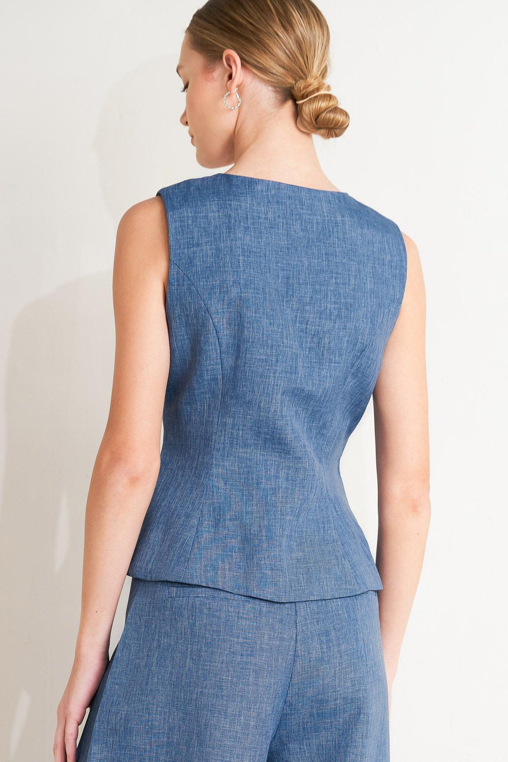 POWER MOVE WOVEN VEST.