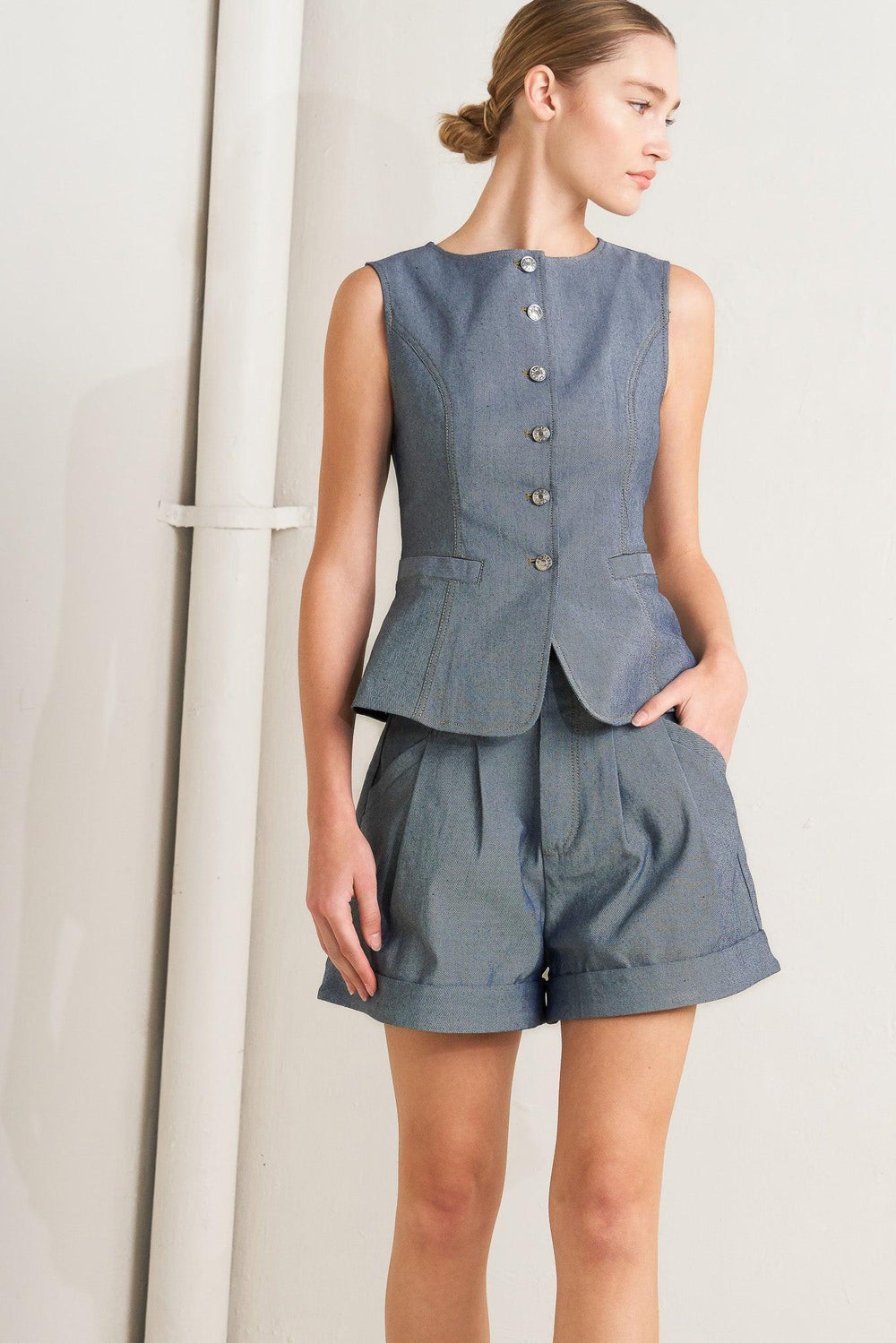CONFIDENTLY COOL TAILORED WOVEN VEST.