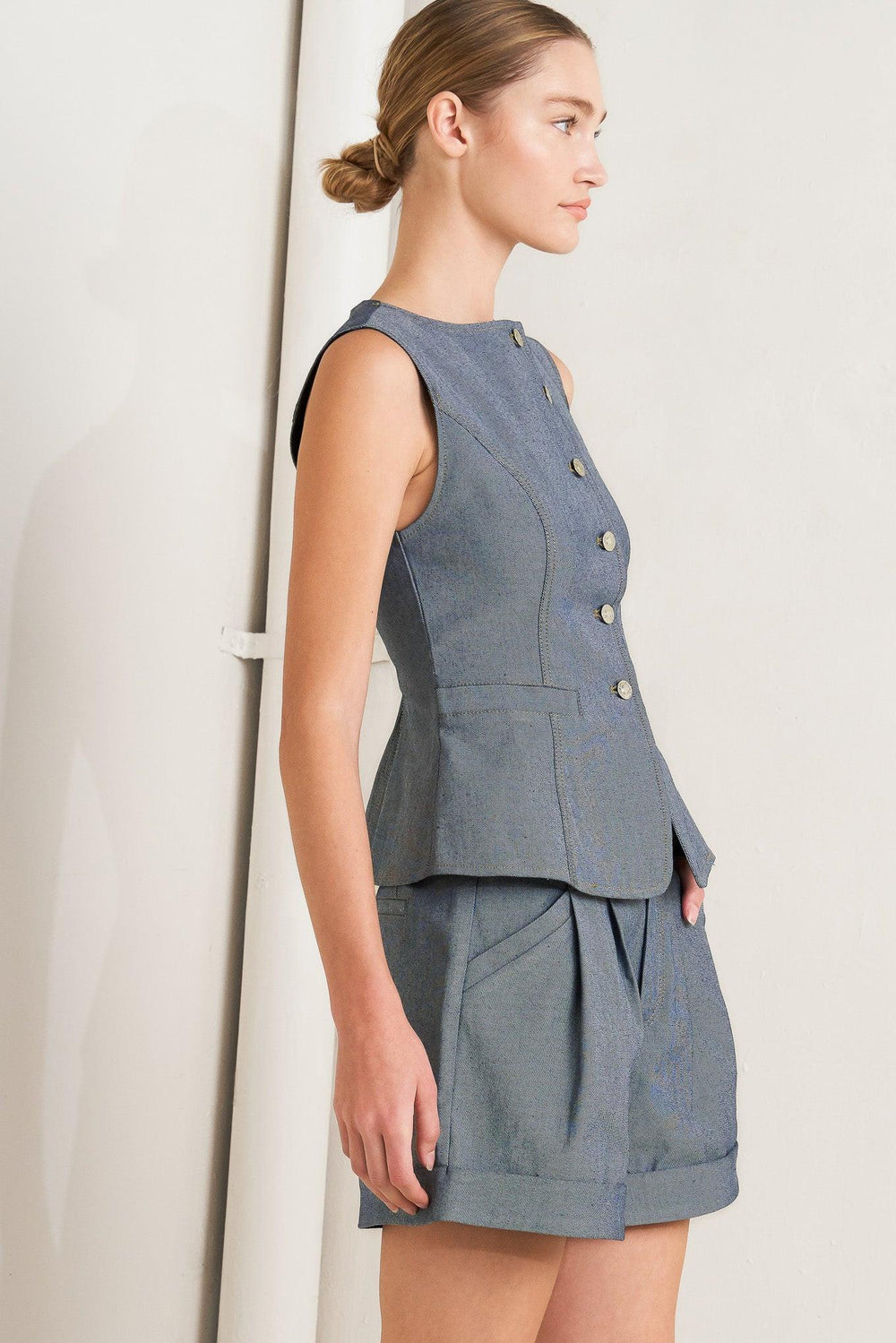 CONFIDENTLY COOL TAILORED WOVEN VEST.