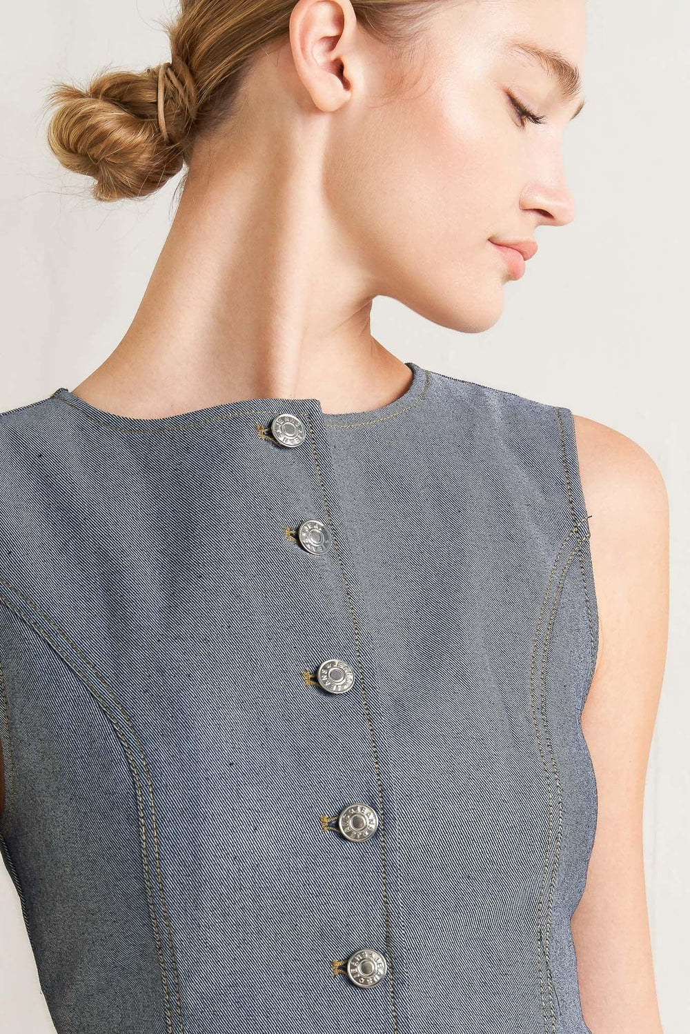 CONFIDENTLY COOL TAILORED WOVEN VEST.