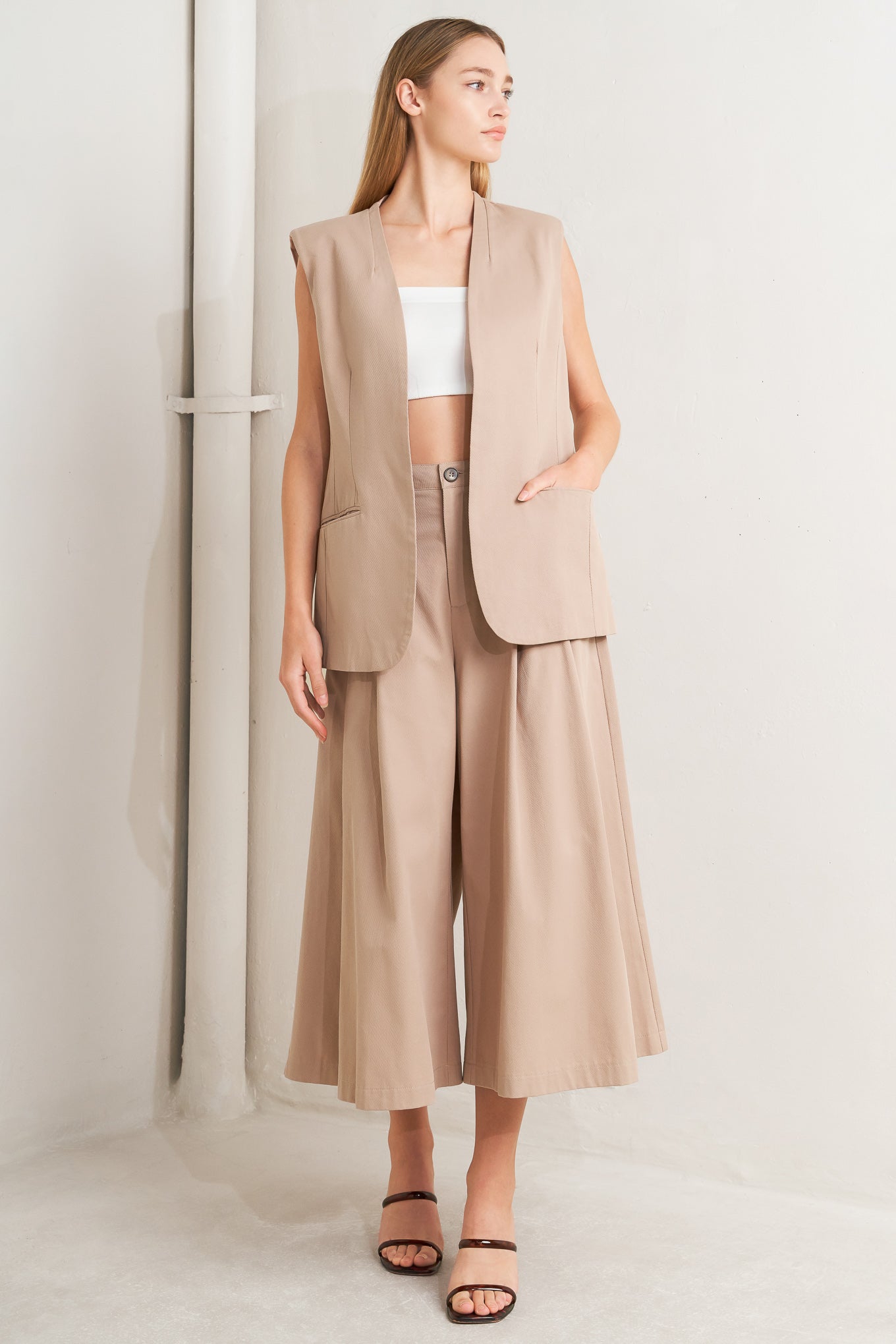 
A solid woven midi vest featuring open front and lip pockets. Matching pants FP2012T

Details:

Self : 100% Cotton

Size &amp; Fit

- Model is 5`8" And Wearing Size Small
- Measurements Taken From Size Small
- Approx. Length: 29" Flying Tomato