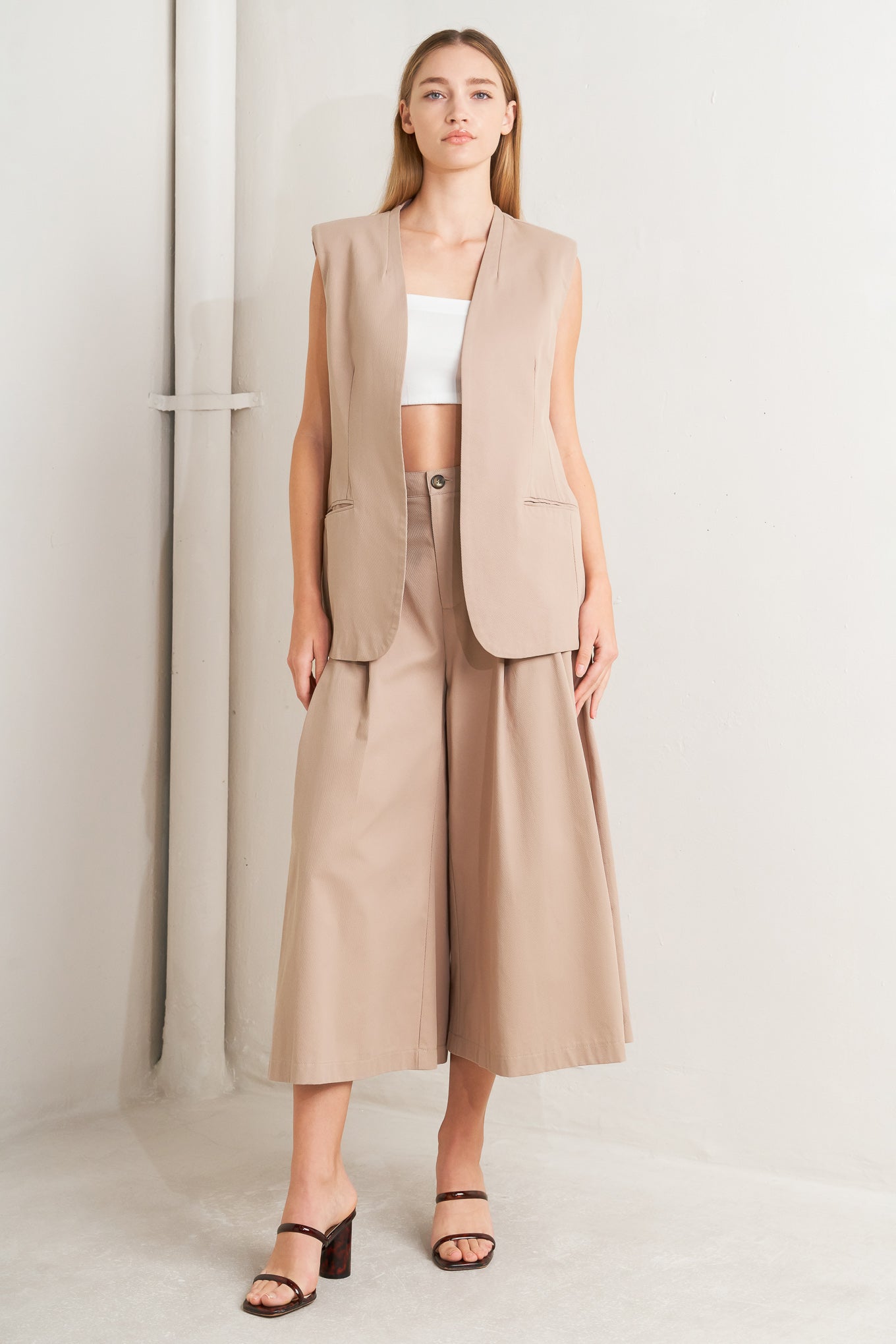 
A solid woven midi vest featuring open front and lip pockets. Matching pants FP2012T

Details:

Self : 100% Cotton

Size &amp; Fit

- Model is 5`8" And Wearing Size Small
- Measurements Taken From Size Small
- Approx. Length: 29" Flying Tomato