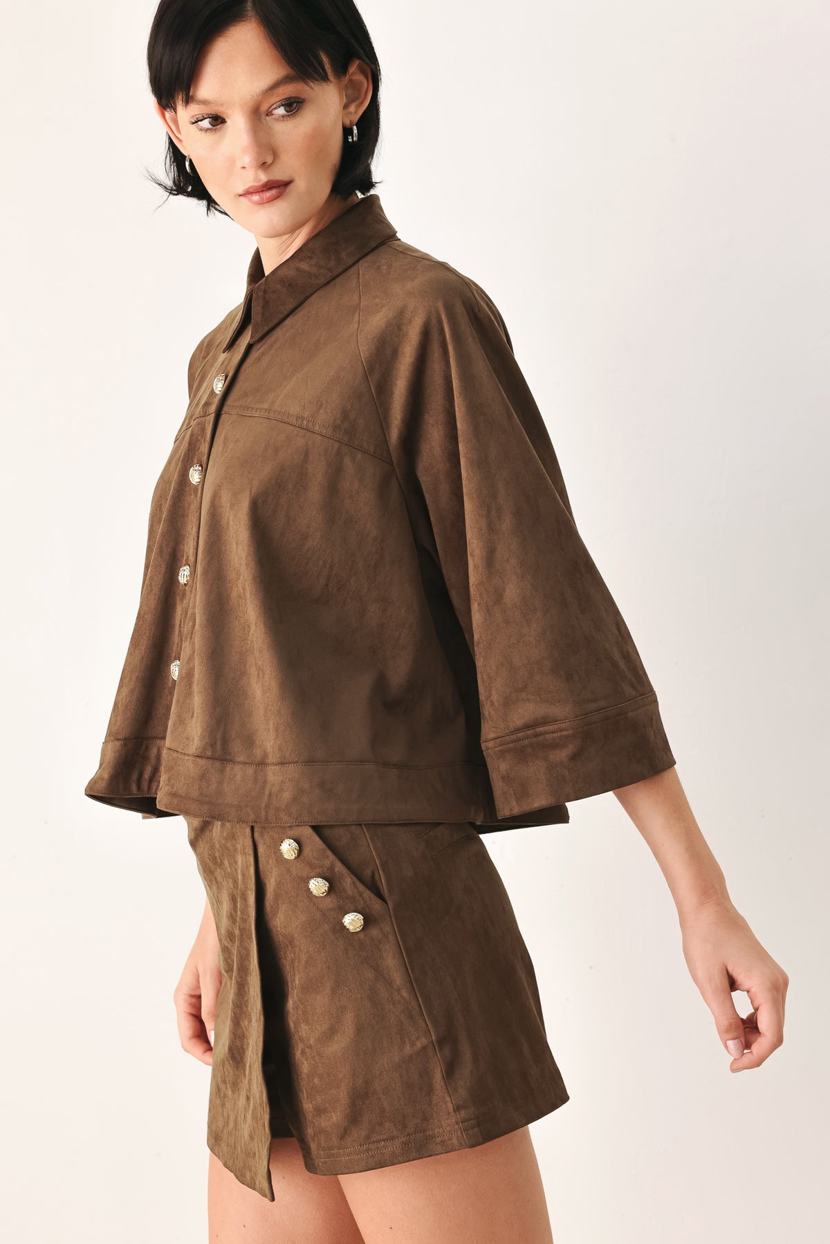 A model wearing a brown corduroy short-sleeve button-up shirt | FREEMARKET