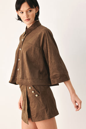 A model wearing a brown corduroy short-sleeve button-up shirt | FREEMARKET