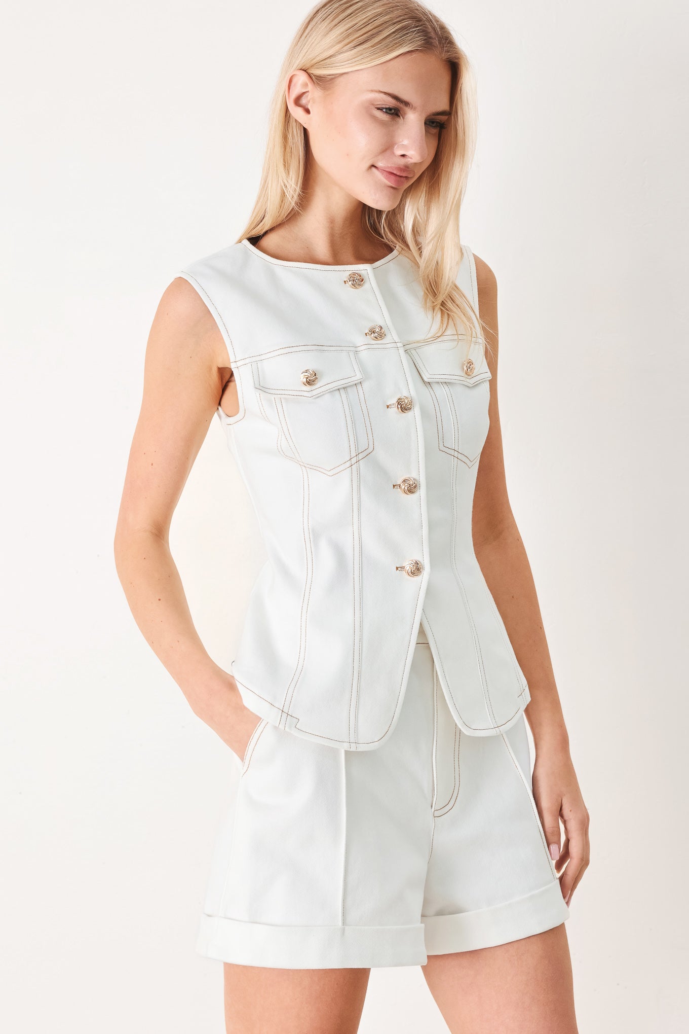 Woman wearing a white denim vest with round neckline, sleeveless and front closure with pockets | FREEMARKET