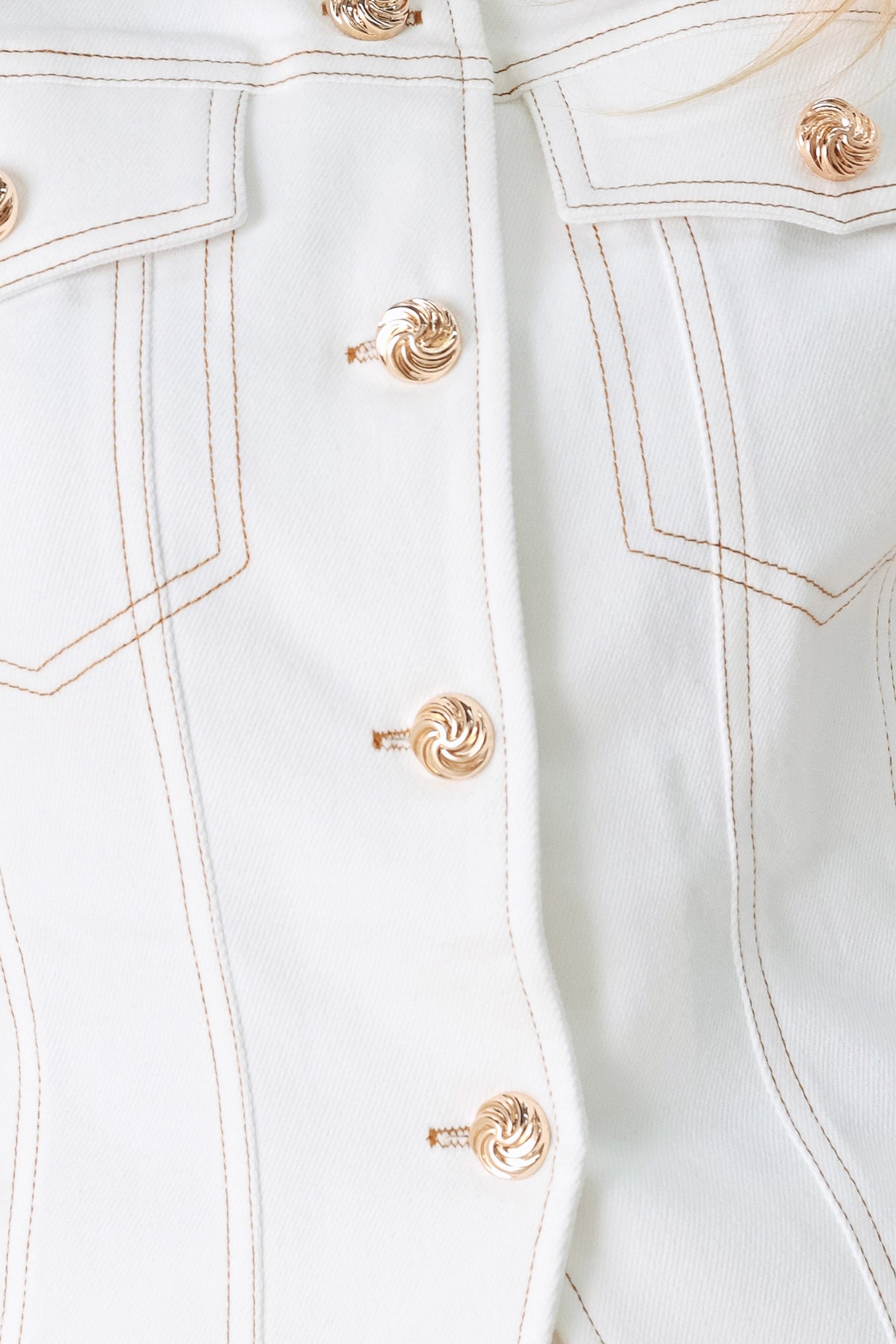 Close up of a white denim vest with round neckline, sleeveless and front closure with pockets | FREEMARKET