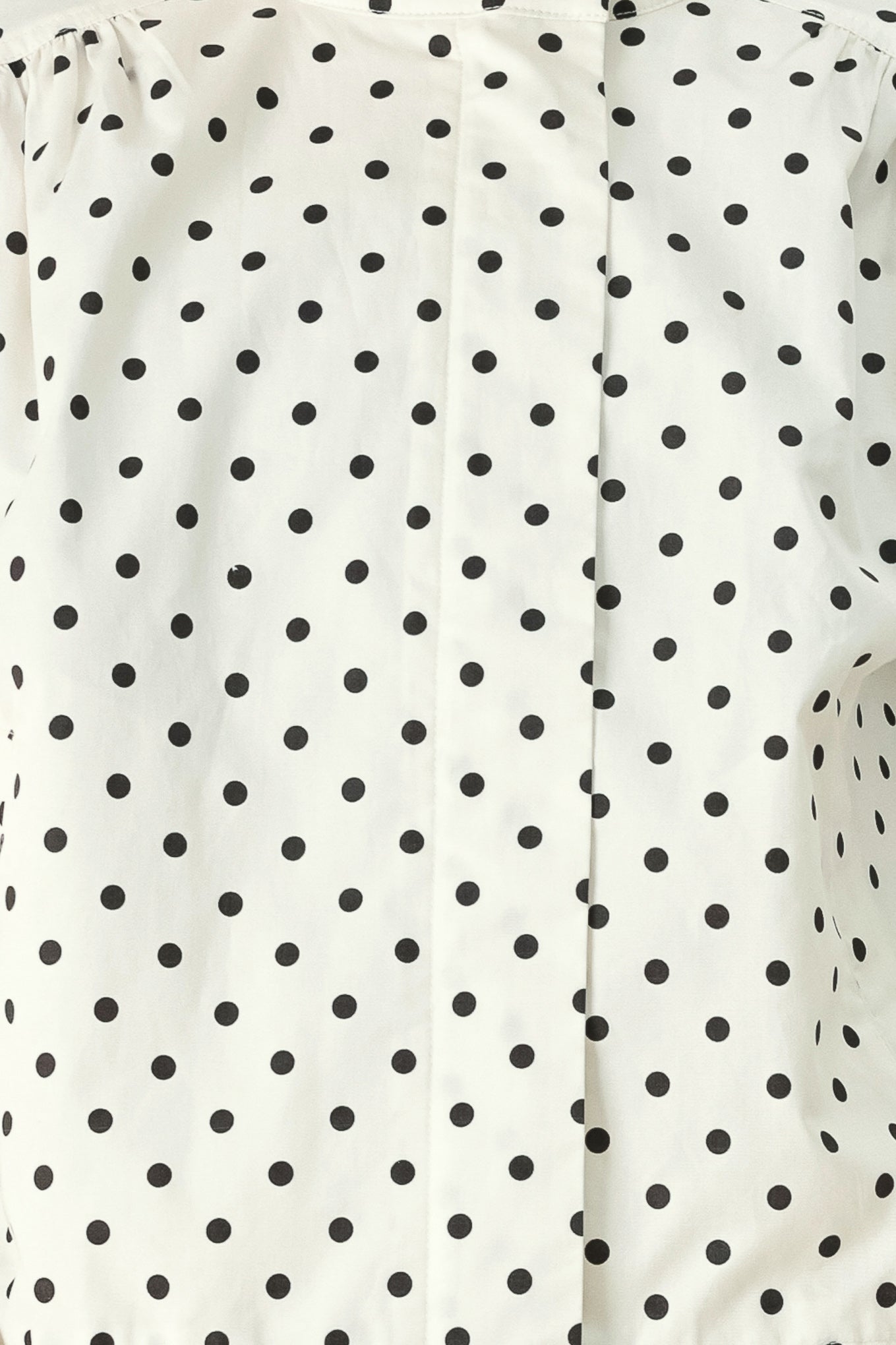 Close-up of a white fabric with black polka dots | FREEMARKER