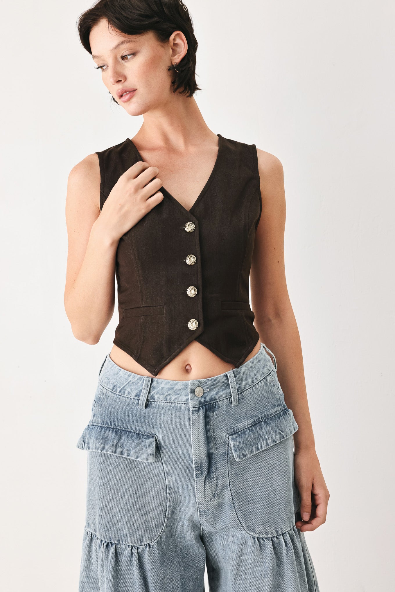 Woman wearing a brown sleeveless vest with buttons | FREEMARKET