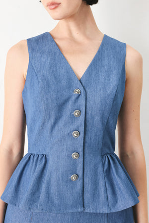 Woman wearing woven blue vest with front closure, sleeveless and peplum | FREEMARKET