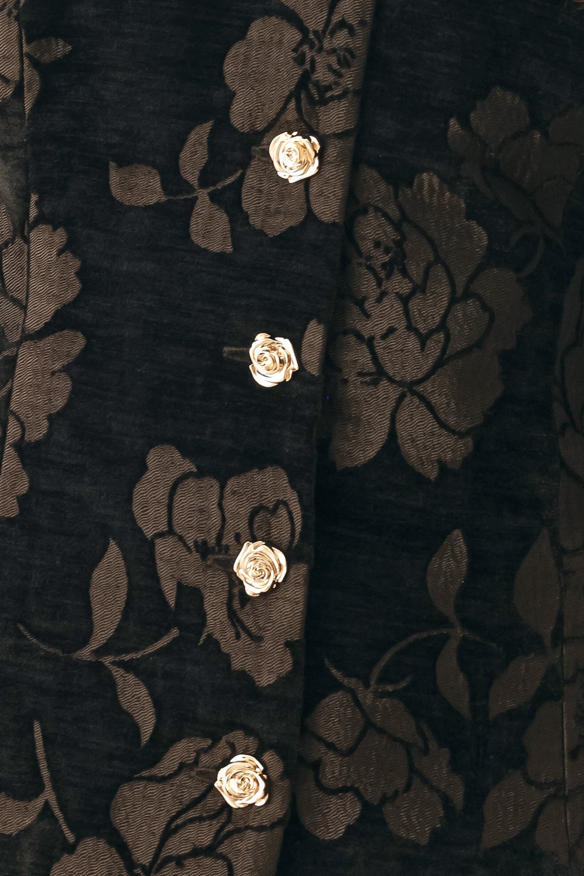 Woman wearing a short sleeve v-neck black top with brown jacquard floral pattern | FREEMARKET