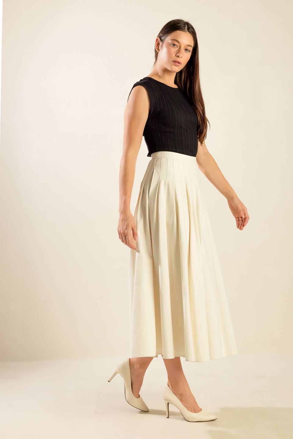 


A solid woven midi skirt featuring semi-pleat skirt with side zipper closure. Matching vest FJ1168

Details:

Self : 50% Cotton 50% Polyester

Size &amp; Fit

- Model is 5`8" And Wearing Size Small
- Measurements Taken From Size Small
- Approx. Length: 36


