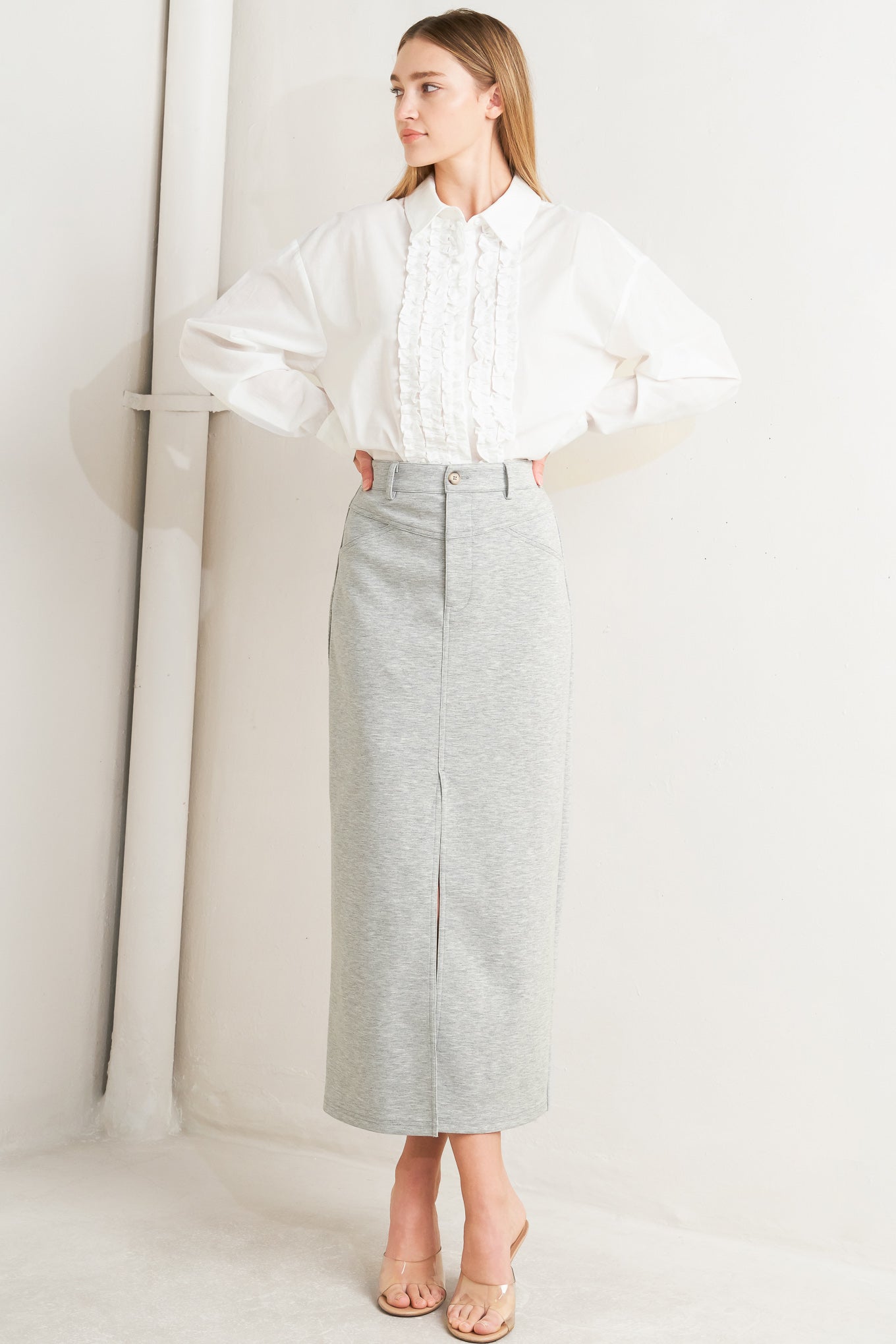 A solid knit skirt featuring pencil skirt, front closure, back pocket and front slit.&nbsp; Flying Tomato