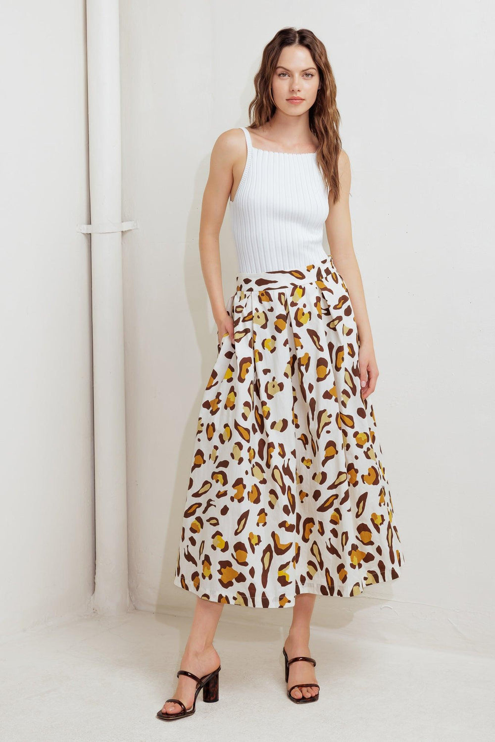 A printed woven full skirt with side zipper closure