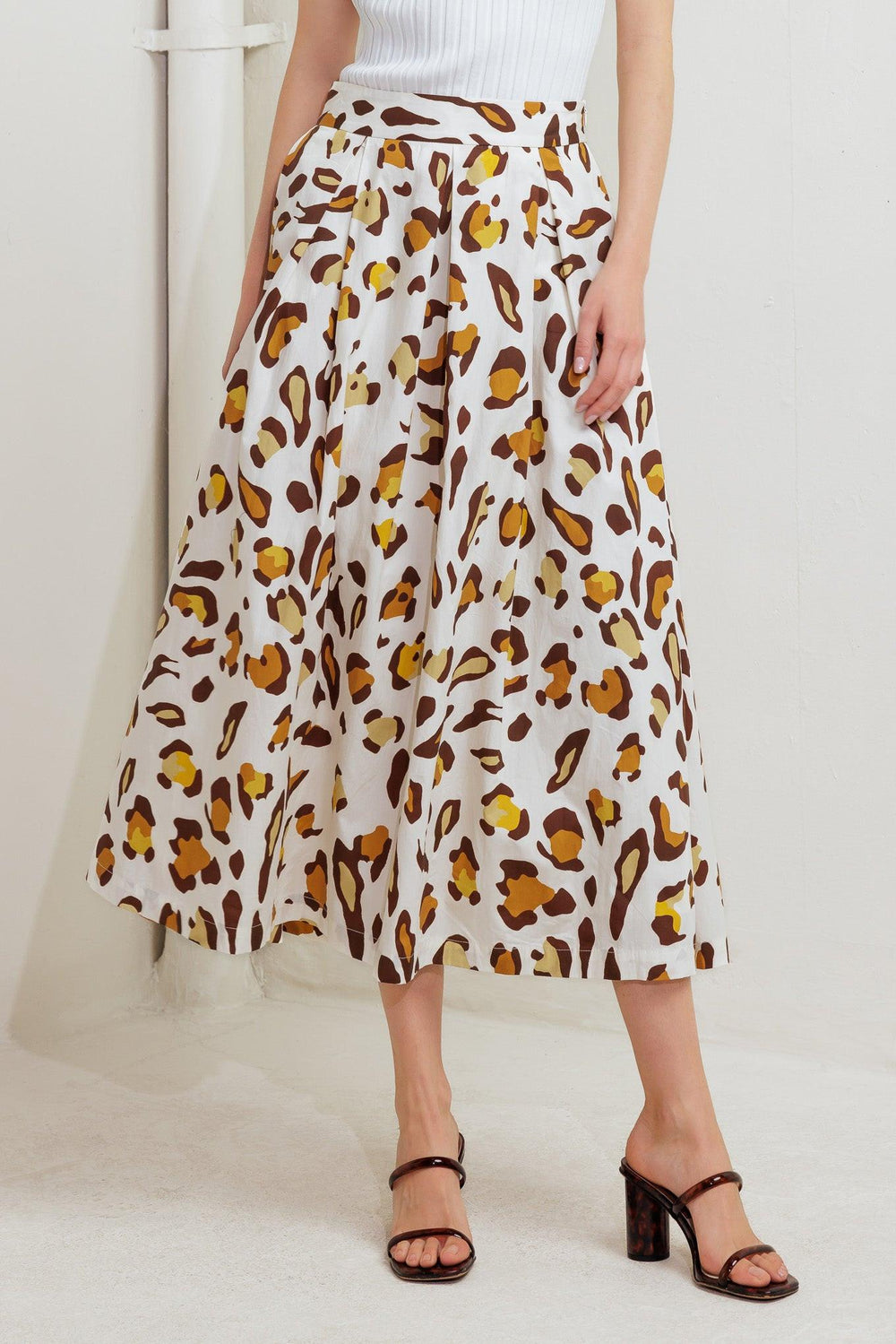 A printed woven full skirt with side zipper closure