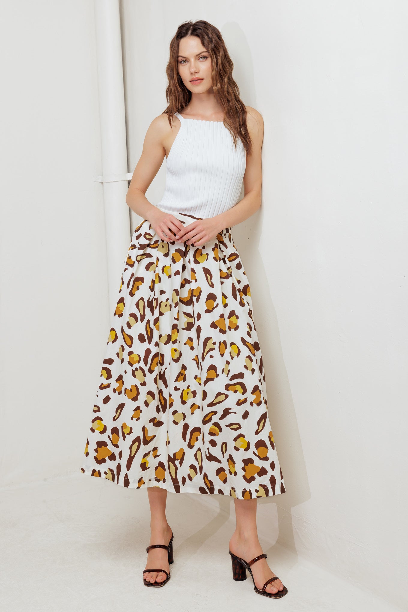 A printed woven full skirt with side zipper closure