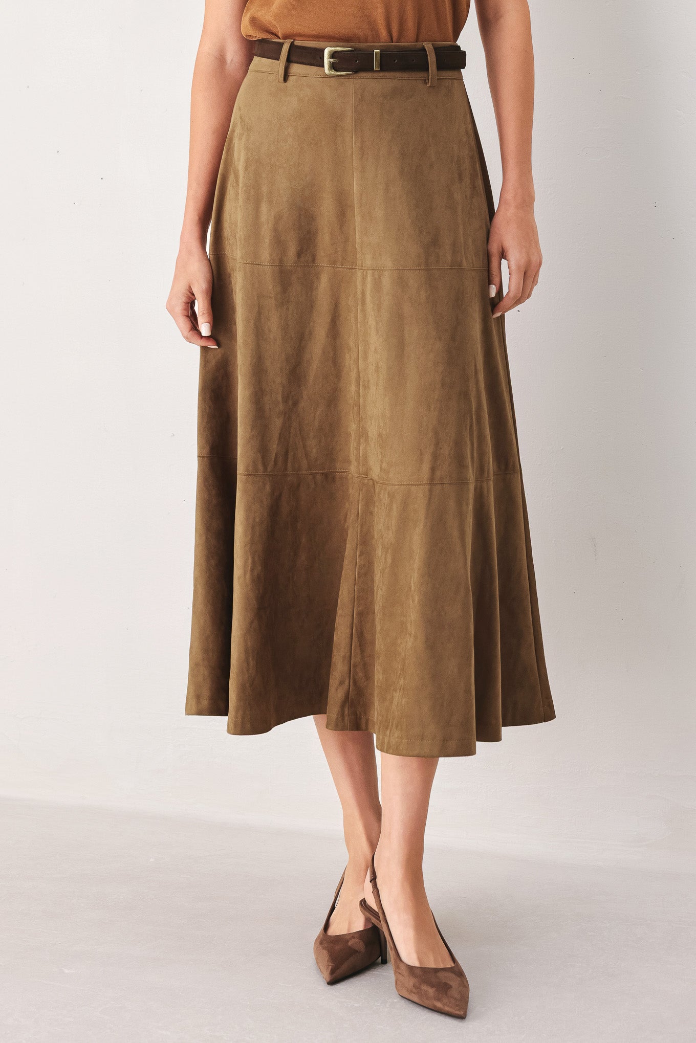 A camel brown suede midi skirt with a matching brown belt, worn by a model | FREEMARKET