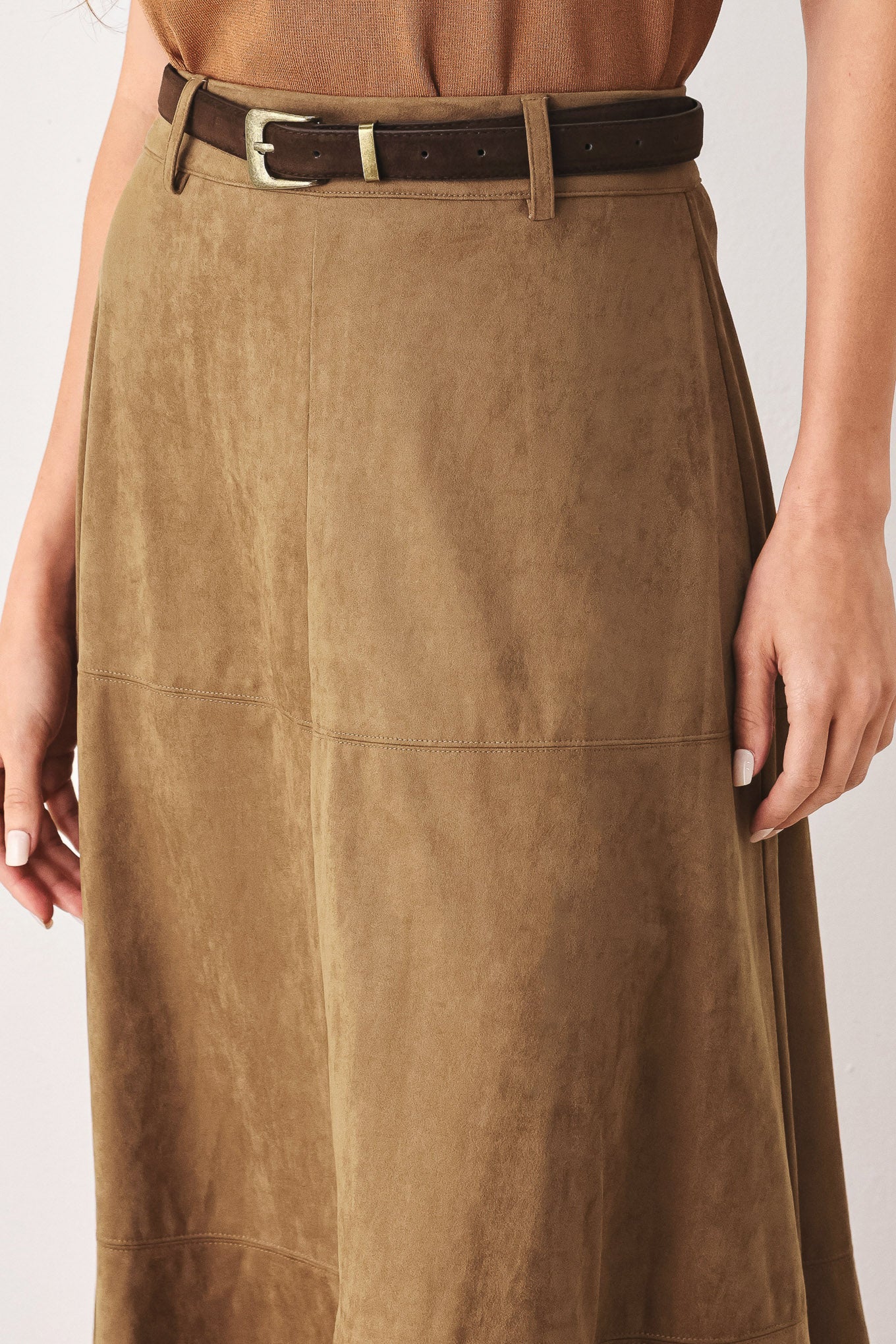 A camel brown suede midi skirt with a matching brown belt, worn by a model | FREEMARKET